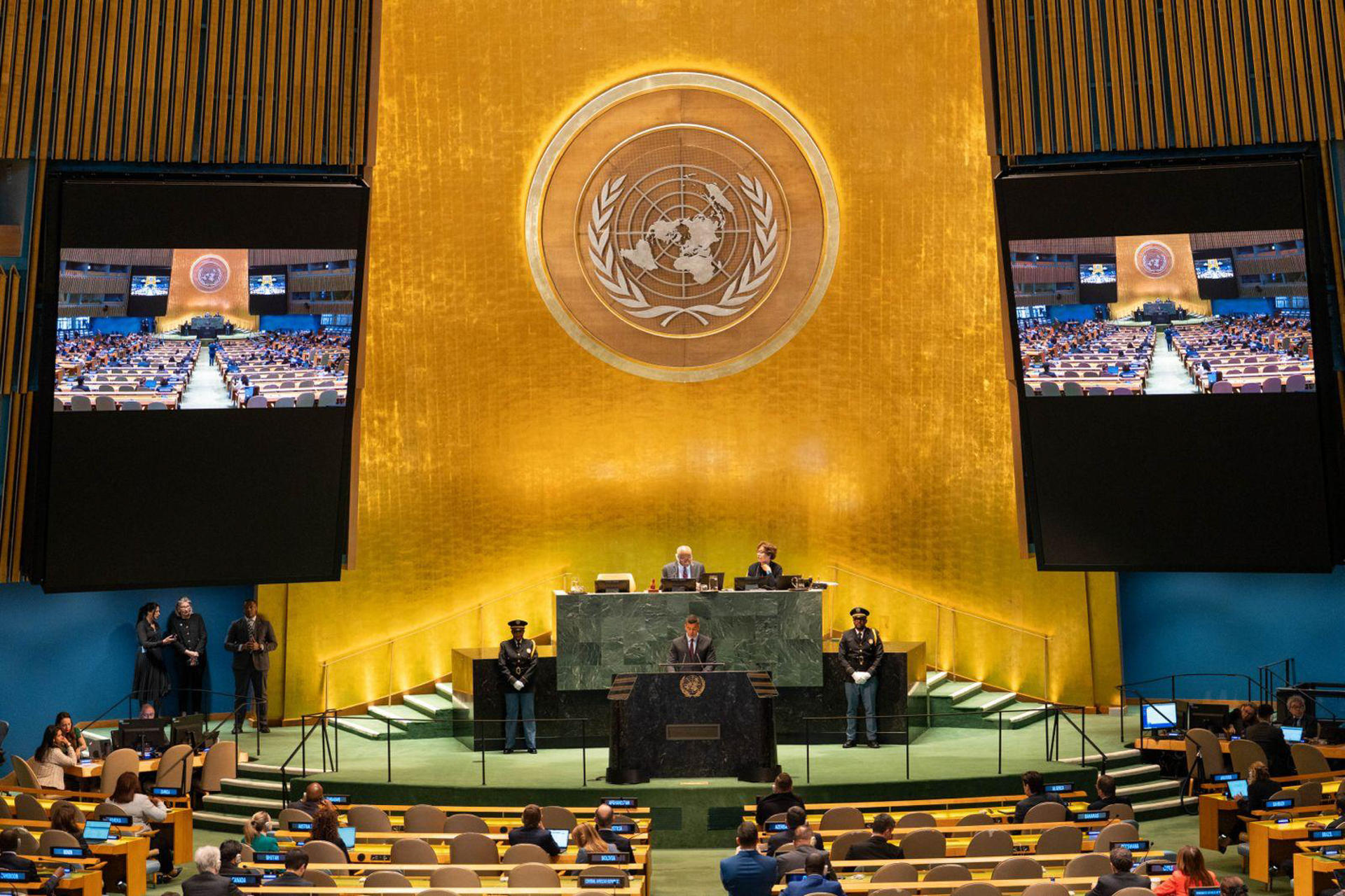 Fotografía cedida por la Presidencia de Paraguay del mandatario paraguayo, Santiago Peña, durante su intervención en una sesión especial de la Asamblea General de las Naciones Unidas como parte de su visita a territorio estadounidense este martes, en Nueva York (Estados Unidos). EFE/ Presidencia De Paraguay