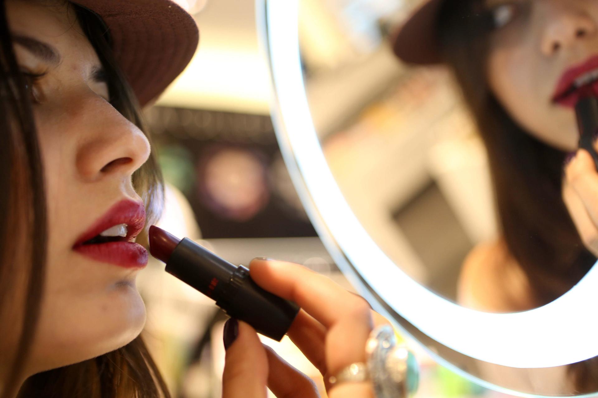 Imagen de archivo de una mujer probando un lápiz labial. EFE/Marcelo Sayão
