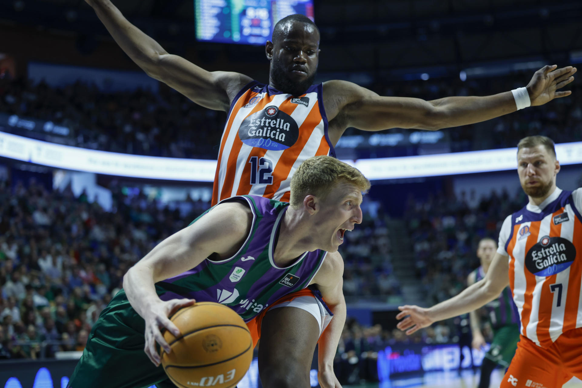 El jugador de Unicaja Alberto Díaz (delante) pelea por el balón con el jugador del Leyma Básquet Coruña, Atoumane Diagne, durante el partido correspondiente a la fase regular de la Liga Endesa disputado en el Martín Carpena de Málaga. EFE/Jorge Zapata