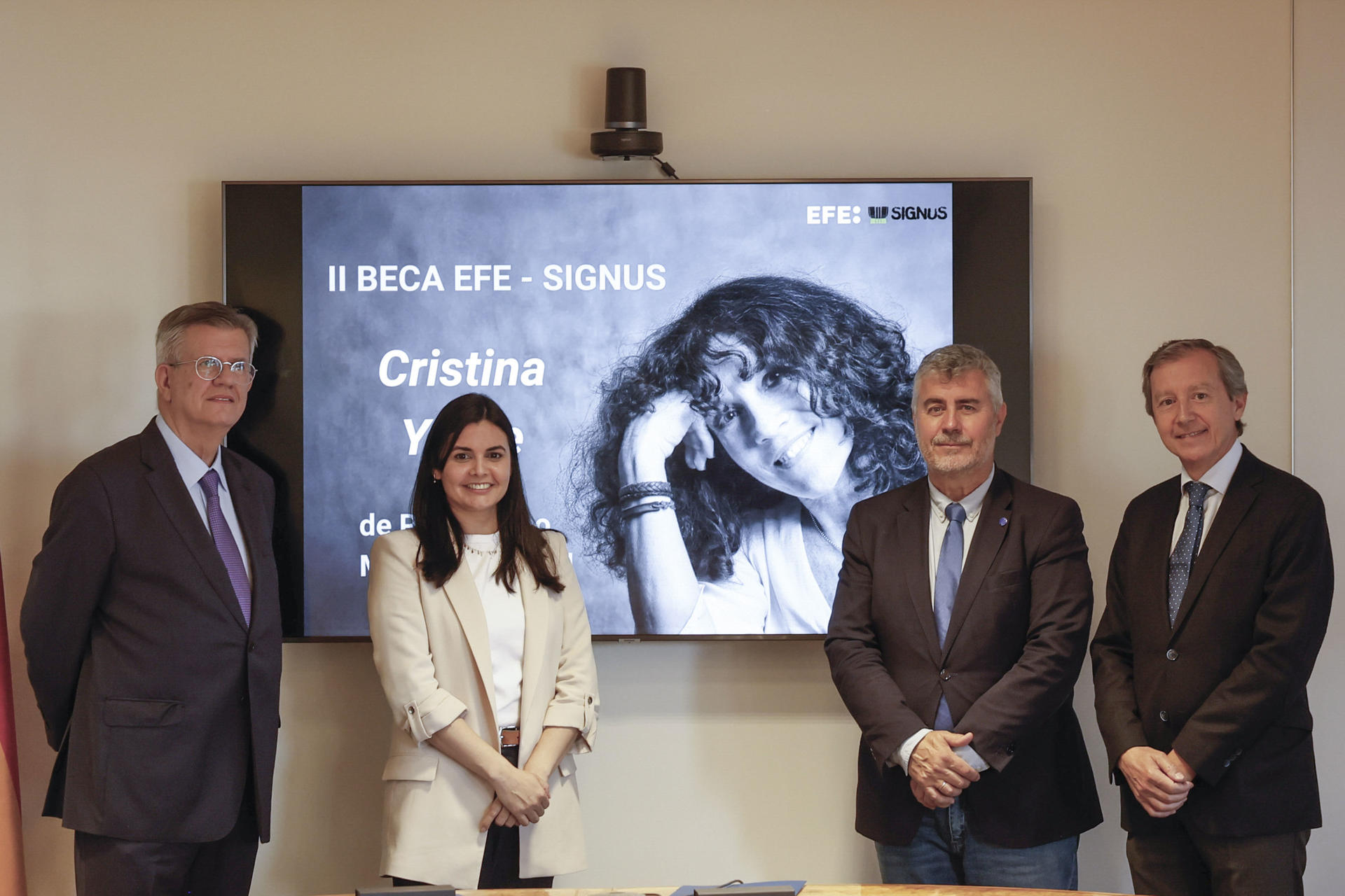El presidente de EFE, Miguel Angel Oliver (2d), y los directores generales de SIGNUS Ecovalor Gabriel Leal (i) y Carlos Prieto (d), durante la renovación del acuerdo por el que ambas entidades han vuelto a convocar la Beca Cristina Yuste de especialización en periodismo medioambiental, un acto en el que se ha presentado a la ganadora de la segunda edición, la paraguaya Karina Godoy (2i). EFE/Ballesteros