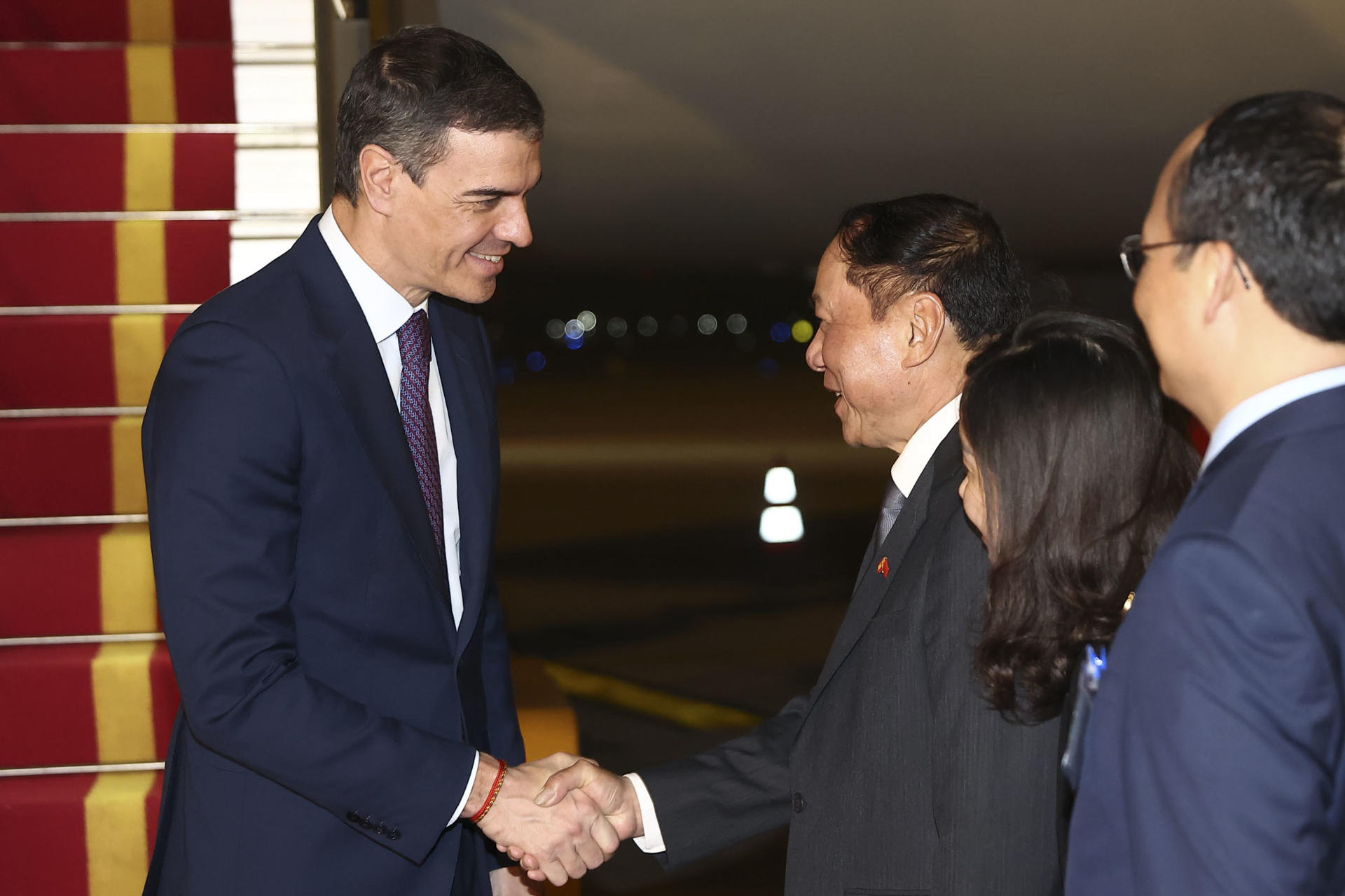 El presidente del Gobierno español, Pedro Sánchez, llegó este martes a Hanói en la que es la primera visita oficial de un jefe del Ejecutivo de España a este país y que se enmarca en una gira que incluye también China en medio de la guerra comercial desatada por el presidente estadounidense, Donald Trump. El avión de la Fuerza Aérea Española en el que viajó junto al resto de su delegación, de la que forman parte sus ministros de Asuntos Exteriores y Agricultura, José Manuel Albares y Luis Planas, respectivamente, aterrizó en el aeropuerto internacional de la capital vietnamita a última hora de la tarde. Allí fue recibido por el ministro de Cultura, Deporte y Turismo de Vietnam, Nguyen Van Hung.-EFE/ Pool Moncloa/Fernando Calvo***SOLO USO EDITORIAL/SOLO DISPONIBLE PARA ILUSTRAR LA NOTICIA QUE ACOMPAÑA (CRÉDITO OBLIGATORIO)***