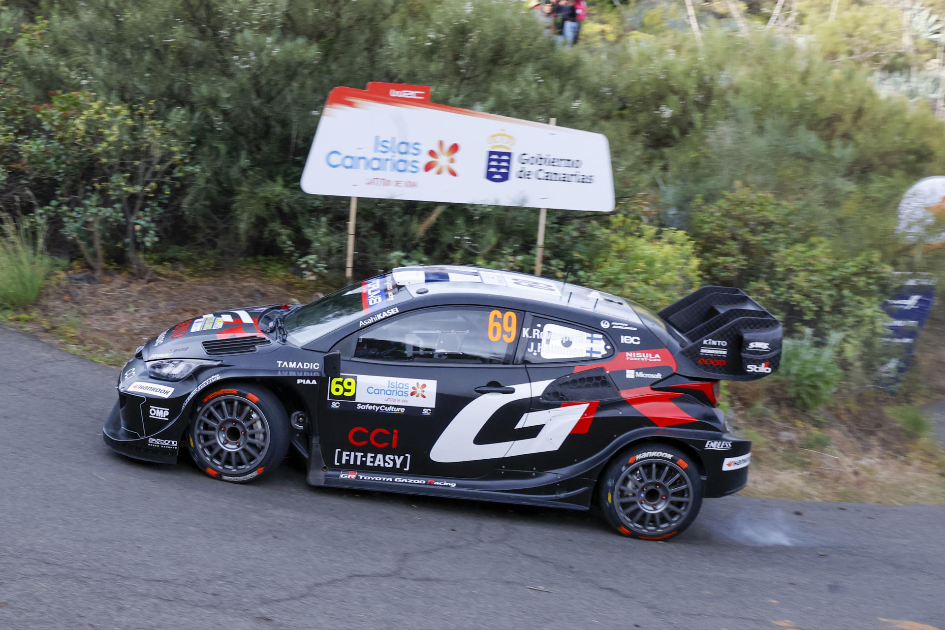 Los pilotos Kalle Rovanpera y Jonne Haltunen, del equipo Toyota Gazoo Racing WRT, durante el primer tramo Valsequillo-Telde del Rally Islas Canarias, que se estrena en el Campeonato del Mundo como Rally de España. EFE/ Elvira Urquijo A.