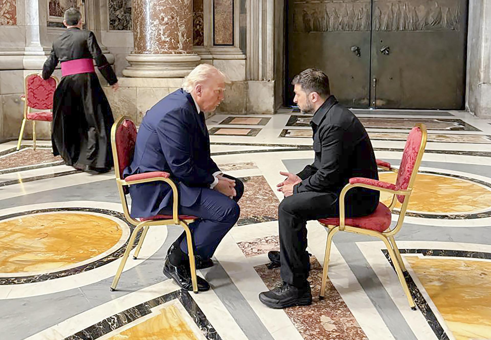 Una foto facilitada por el Servicio de Prensa de la Presidencia de Ucrania muestra al presidente ucraniano, Volodymyr Zelensky (d), reuniéndose con el presidente de EE.UU., Donald Trump (i), en la Catedral de San Pedro antes de la misa fúnebre del Papa Francisco en la Plaza de San Pedro en la Ciudad del Vaticano. El mensaje dirigido al presidente ruso, Vladímir Putin, se da luego de este encuentro, de unos 15 minutos. EFE/EPA/SERVICIO DE PRENSA PRESIDENCIAL