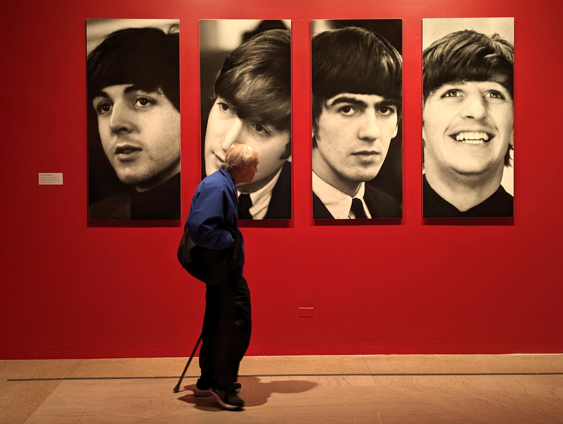 Una persona camina frente a retratos de los integrantes de la banda británica The Beatles durante una exposición en el Museo de Brooklyn, en Nueva York (Estados Unidos). EFE Archivo/Sarah Yáñez-Richards
