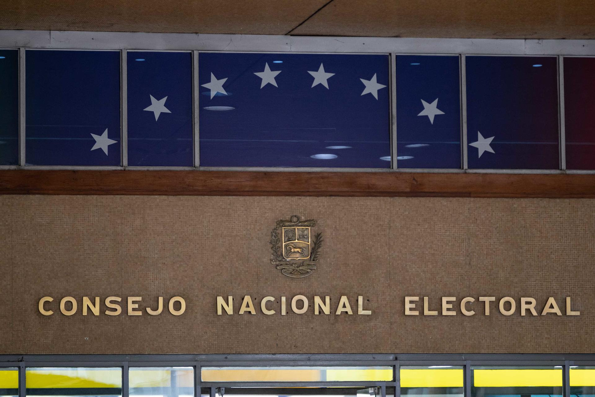 Fotografía de archivo de un sector del frontispicio de la sede principal del Consejo Nacional Electoral (CNE) de Venezuela, en Caracas (Venezuela). EFE/Ronald Peña