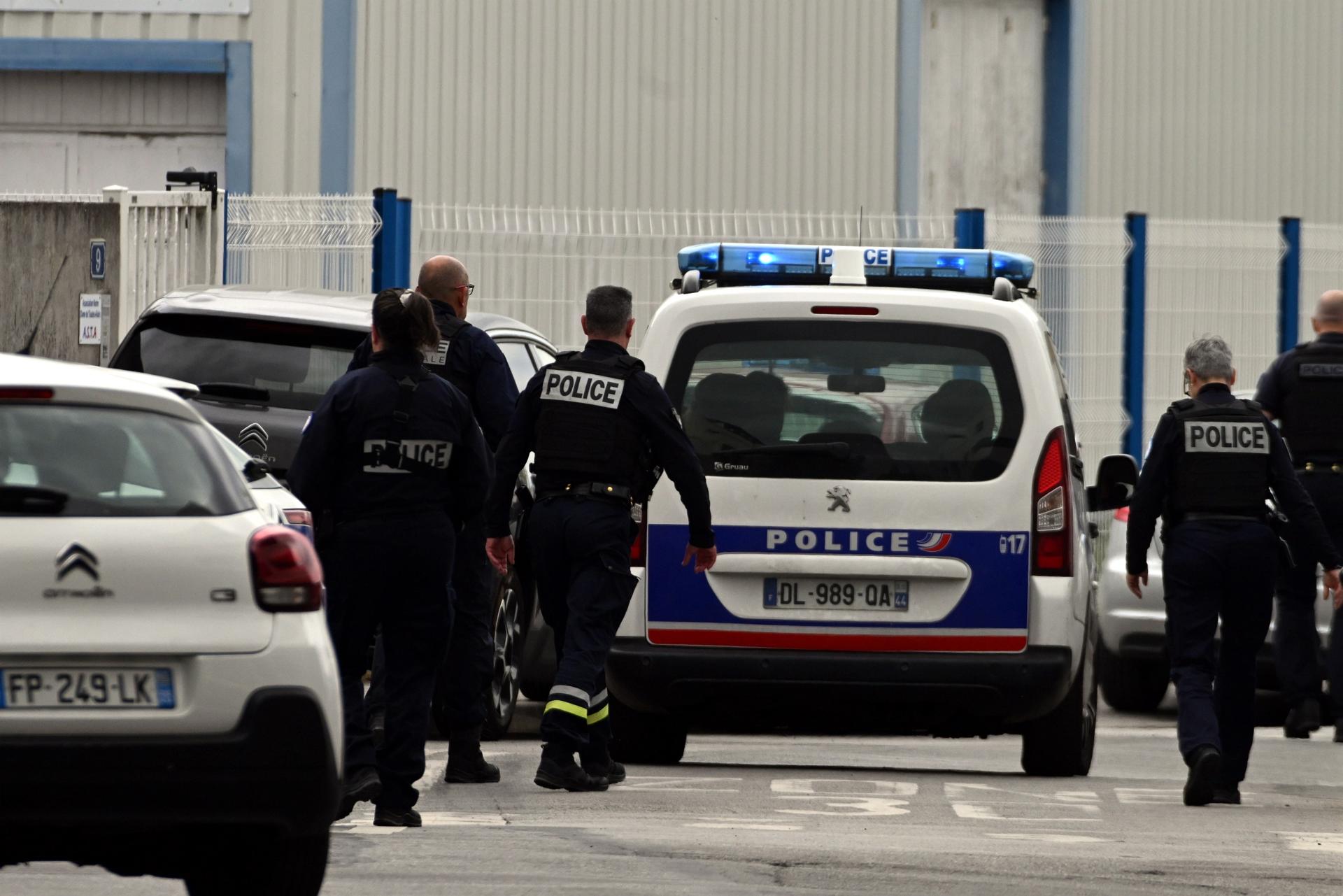 La policía está en el lugar de los hechos en el liceo Notre-Dame-de-Toutes-Aides en Nantes, Francia, 24 de abril de 2025. Según la policía, un estudiante fue asesinado y tres resultaron heridos en un ataque con arma blanca por un compañero estudiante de la escuela secundaria privada. (Francia) EFE/EPA/Jerome Fouquet
