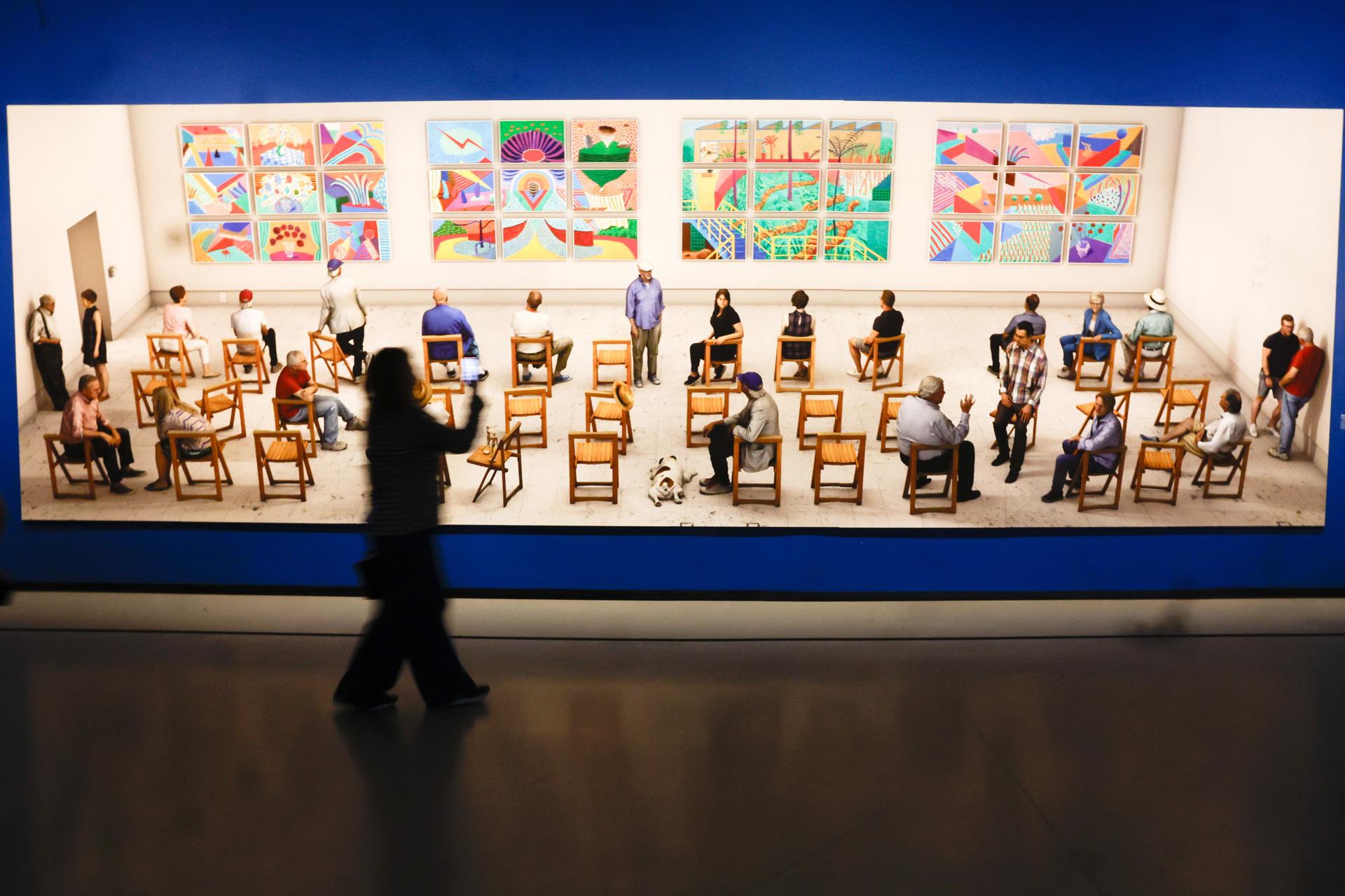 Los visitantes caminan junto a 'Cuadros en una Exposición, 2018' del artista inglés David Hockney como parte de la exposición 'David Hockney 25' en la Fondation Louis Vuitton en París, Francia, 08 de abril de 2025. La exposición se llevará a cabo desde el 09 de abril hasta el 31 de agosto de 2025. Francia EFE/EPA/MOHAMMED BADRA