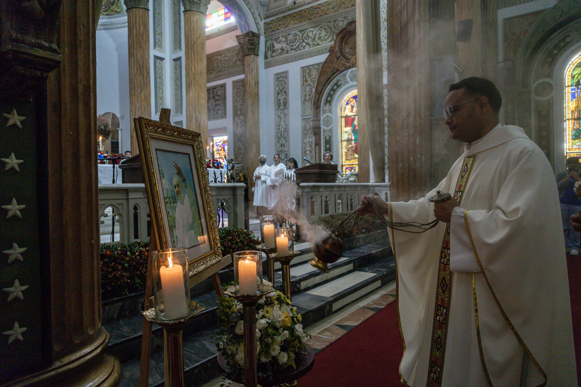 Un sacerdote participa en una misa en honor al papa Francisco este lunes, en Maracaibo (Venezuela). EFE/ Henry Chirinos