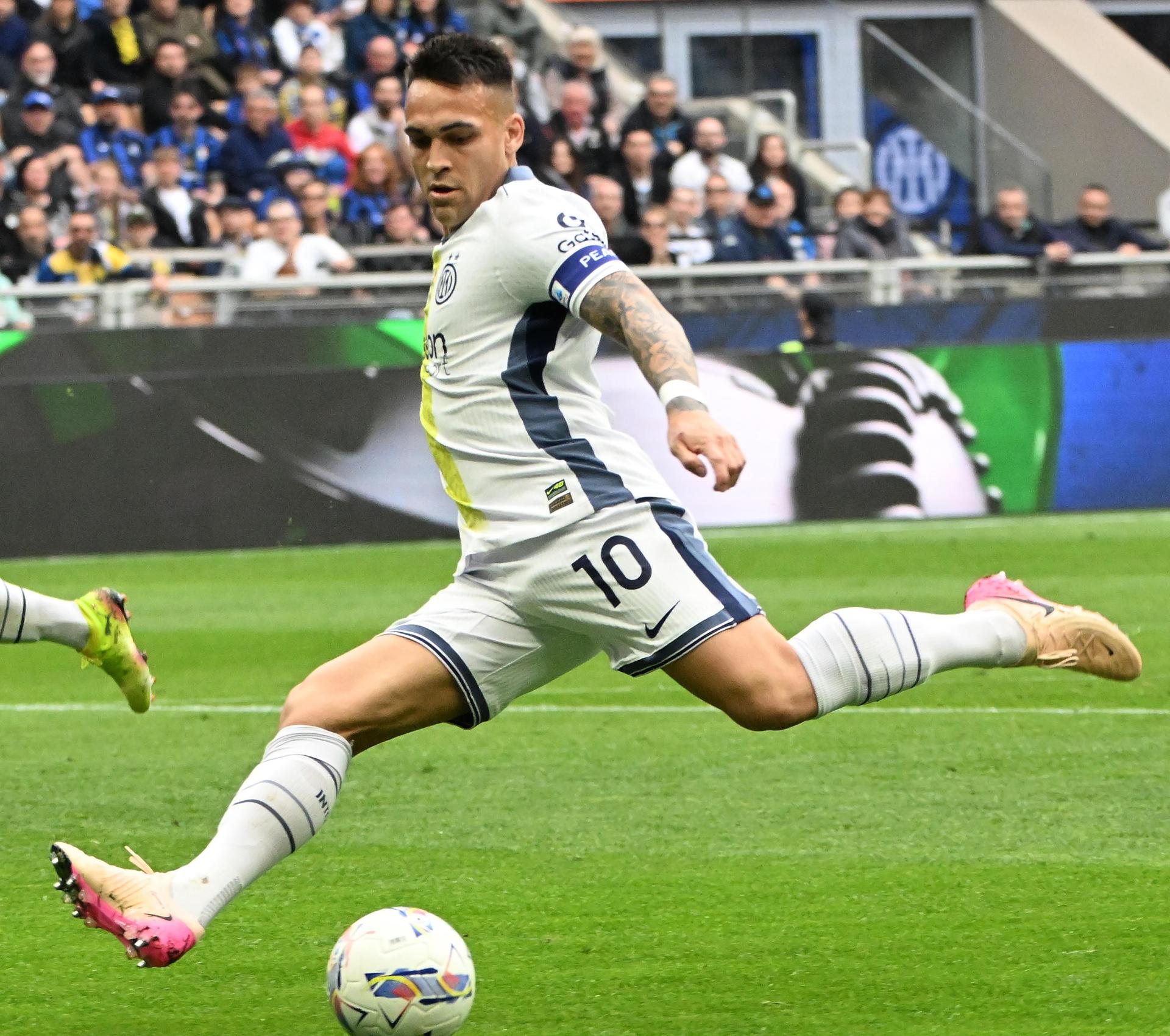 El jugador del Inter Milan Lautaro Martinez durante el partido de la Seria A que han jugado Inter Milan y Cagliari en el Giusppe Meazza Stadium de Milan, Italia. EFE/EPA/DANIEL DAL ZENNARO