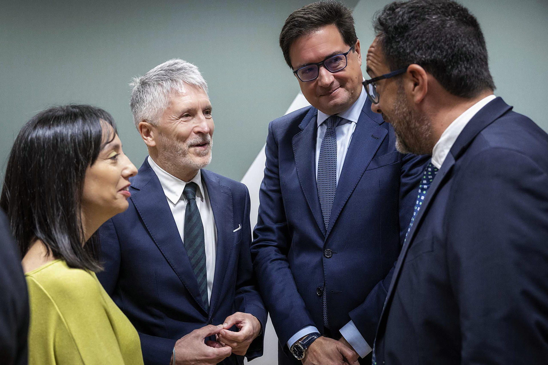 Los ministros del Interior y para la Transformación Digital y de la Función Pública, Fernando Grand-Marlaska y Óscar López, respectivamente, han firmado hoy una declaración de intenciones para impulsar la formación en ciberseguridad de los profesionales de la Guardia Civil. En la imagen, junto al secretario de Estado de Telecomunicaciones e Infraestructuras Digitales, Antonio Hernando, y la directora general de la Guardia Civil Mercedes González Fernández. EFE/ Ministerio Del Interior/© Miguel Berrocal *****SOLO USO EDITORIAL/SOLO DISPONIBLE PARA ILUSTRAR LA NOTICIA QUE ACOMPAÑA (CRÉDITO OBLIGATORIO) *****