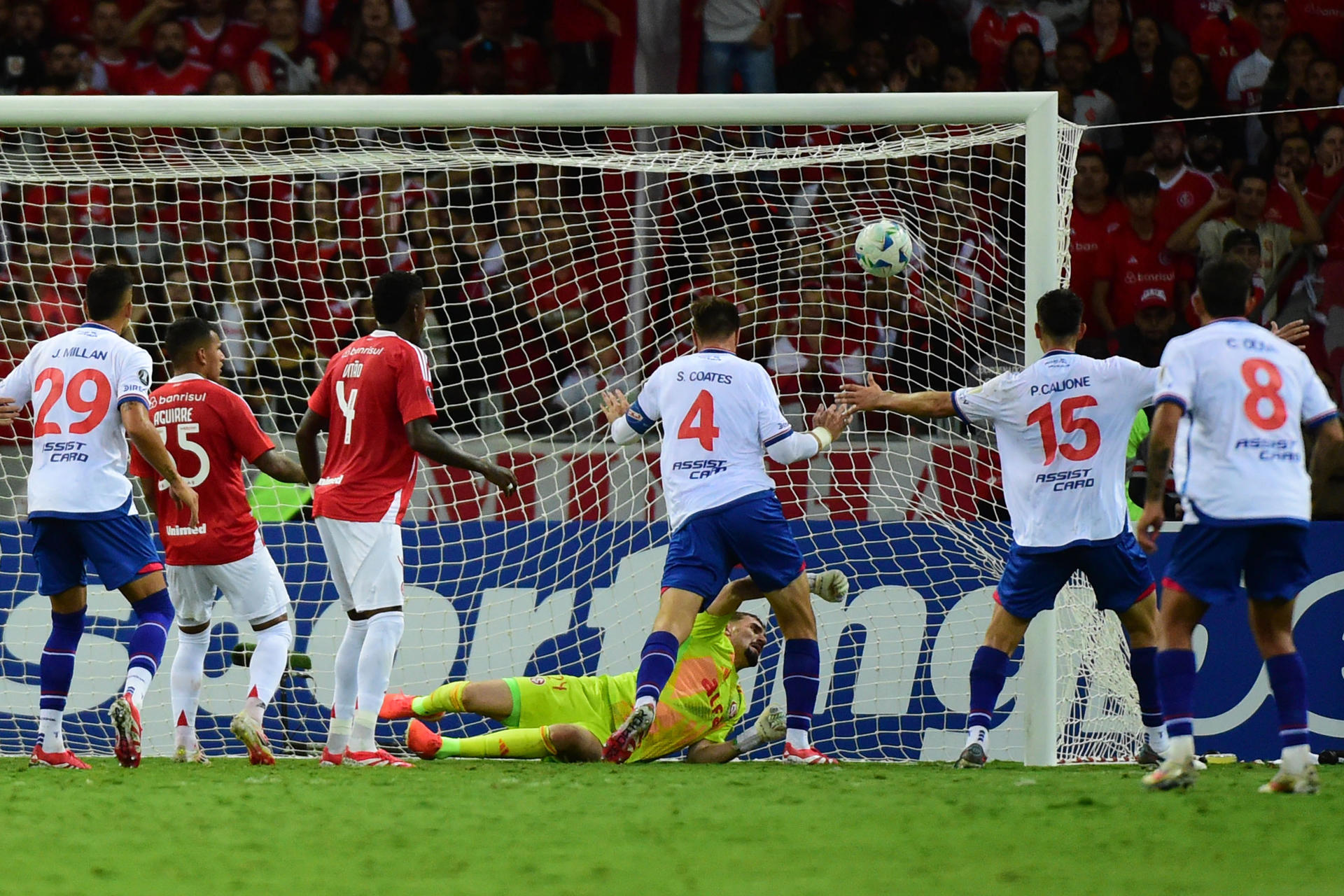 Sebastián Coates (c) de Nacional anota un gol en un partido de la fase de grupos de la Copa Libertadores. EFE/ Ricardo Rimoli