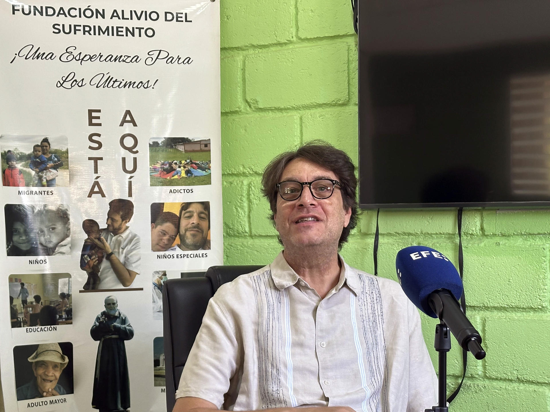 Fotografía del 25 de abril de 2025 del sacerdote italiano Ferdinando Castriotti hablando durante una entrevista con EFE en El Paraíso (Honduras). EFE/Germán Reyes