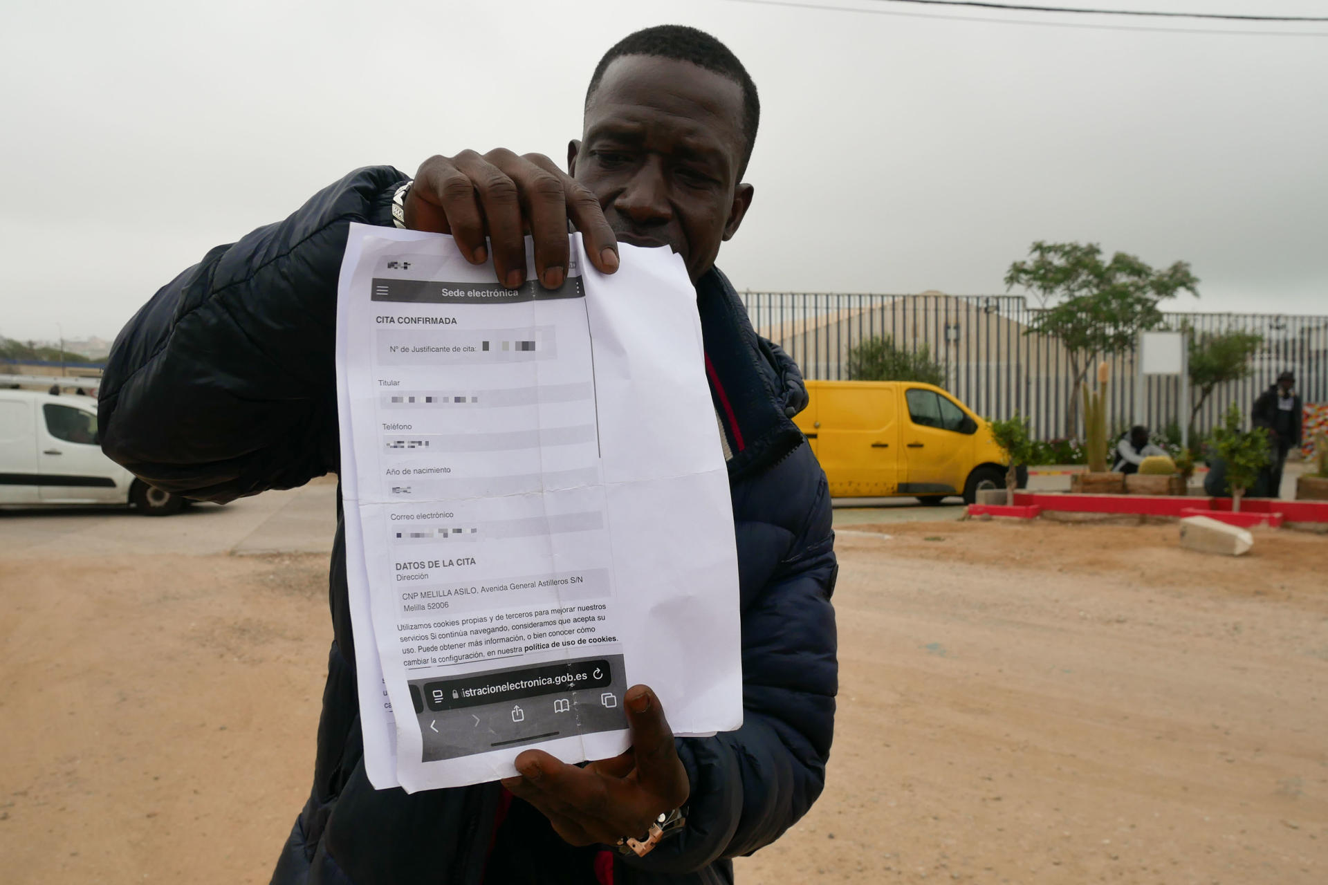 Diadie y Mamedy, dos de los cinco migrantes que llevan varios días viviendo en la calle en Melilla por la suspensión de la entrevista, han mostrado este viernes a EFE las citas que tenían para esta misma semana y los recordatorios que recibieron poco antes de la Policía Nacional. Las asociaciones Mec de la Rue (MdLR) y Geum Dodou han denunciado públicamente el "limbo" y la situación de vulnerabilidad en la que se encuentran 43 solicitantes de protección internacional en Melilla, después de que la Policía haya suspendido sin aviso sus entrevistas en la Oficina de Asilo. EFE/ Paqui Sánchez