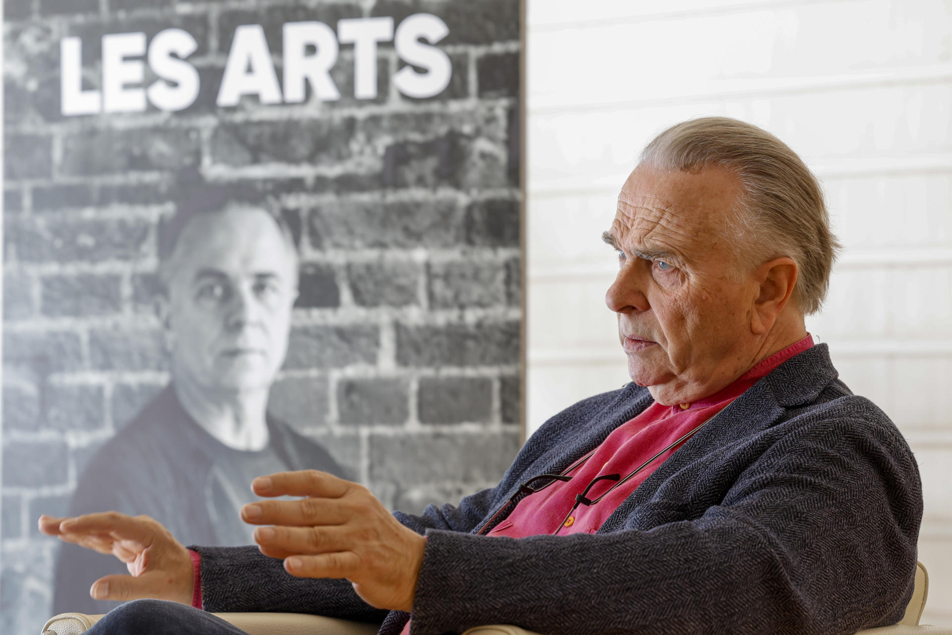 El director de orquesta británico Mark Elder durante la entrevista con EFE en la que ha explicado que abrirá su nueva etapa al frente de la dirección musical del Palau de Les Arts de València con 'Luisa Miller' de Verdi, el "gran maestro" por su calidad humana, y lo hace como una "declaración de intenciones" y una "preparación de la partitura" de su proyecto en el coliseo valenciano. EFE/Ana Escobar