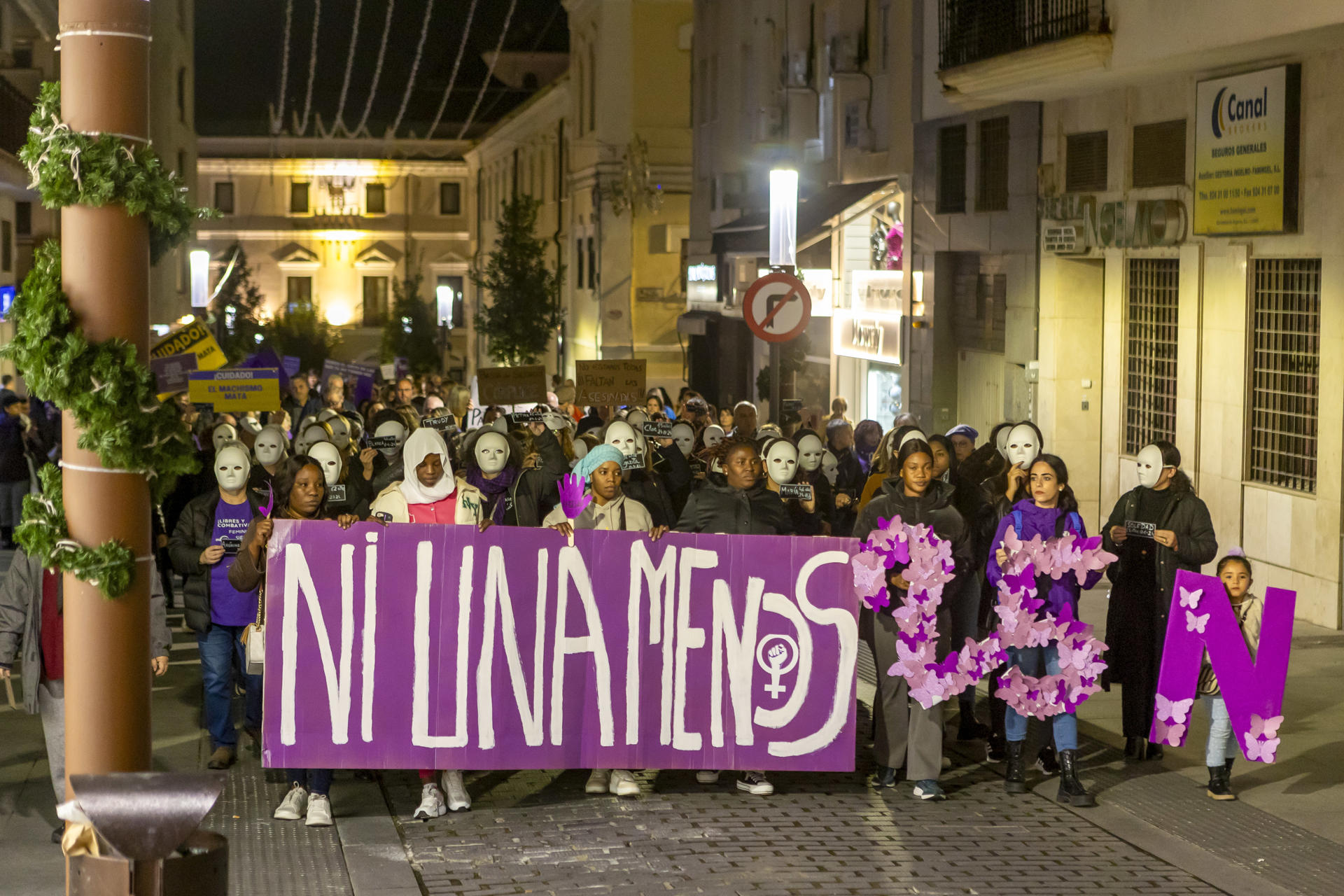 Imagen de archivo (25/11/2024) de una marcha con motivo del Día Internacional de Eliminación de la Violencia contra las Mujeres en Mérida. EFE/ Jero Morales.
