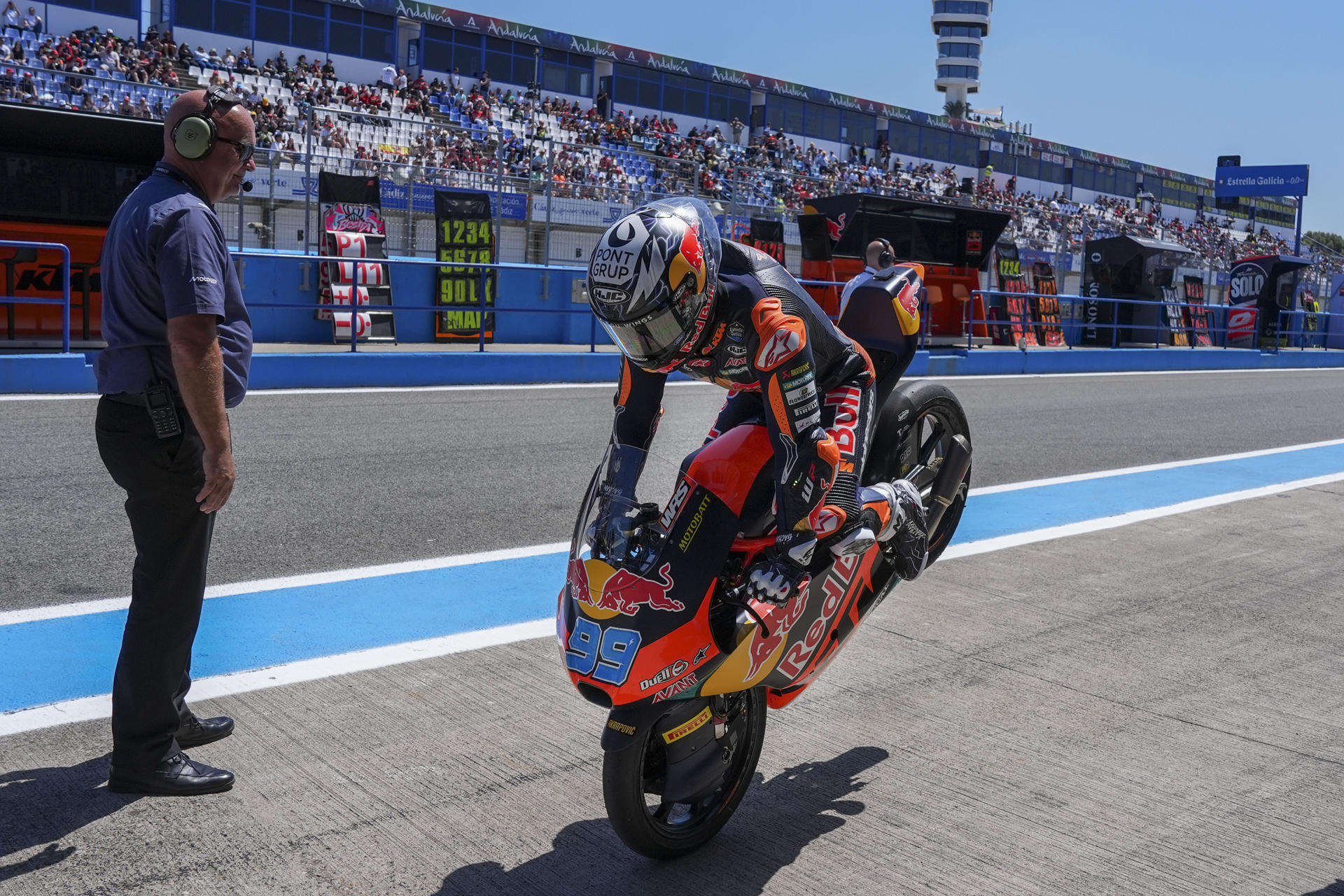 El piloto español de Moto3 José Antonio Rueda (Red Bull KTM Ajo) tras lograr la primera posición en la clasificación para el Gran Premio de España en la categoría de MotoGP en el Circuito de Jerez-Ángel Nieto de Jerez. EFE/ Román Ríos