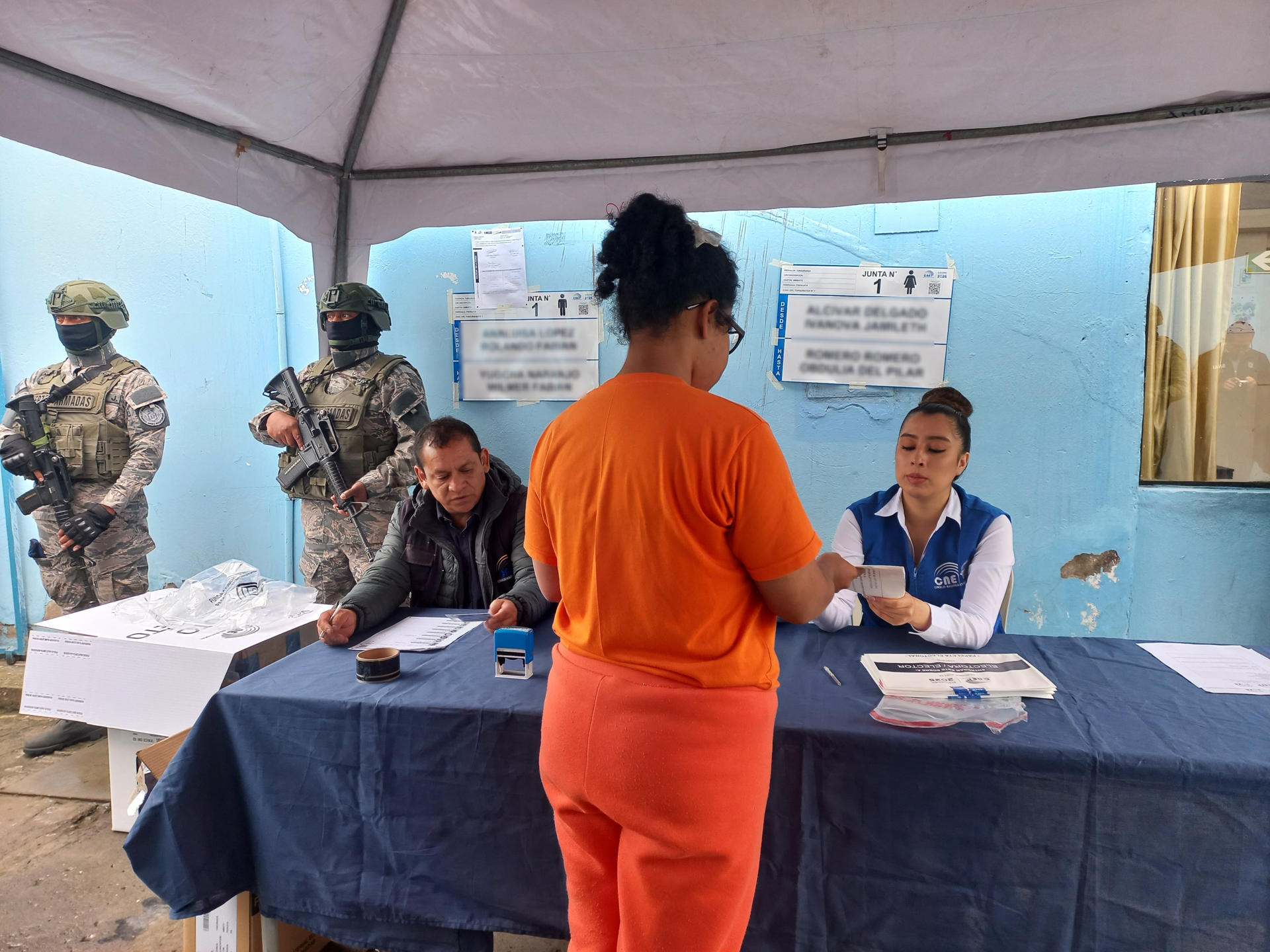 Fotografía cedida por el Servicio Nacional de Atención Integral a Personas Adultas Privadas de la Libertad (SNAI) de personas votando en una cárcel este jueves, durante las votaciones anticipadas de la segunda vuelta de las elecciones presidenciales en Ecuador, en Quito (Ecuador). EFE/ SNAI