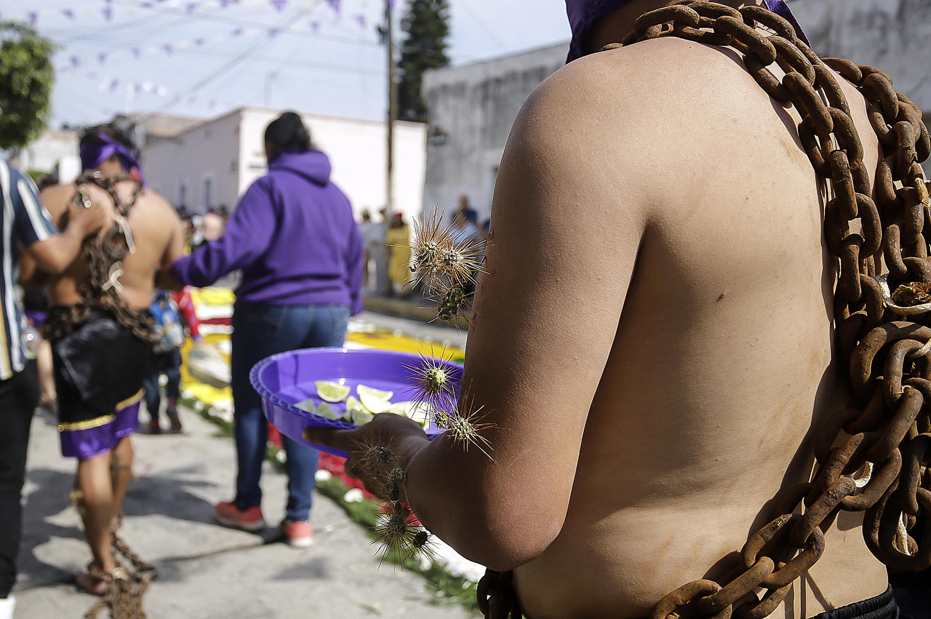 Engrillados recorren las principales avenidas como penitencia durante la procesión de Viernes Santo, en el municipio de Atlixco en Puebla (México). EFE/ Hilda Ríos