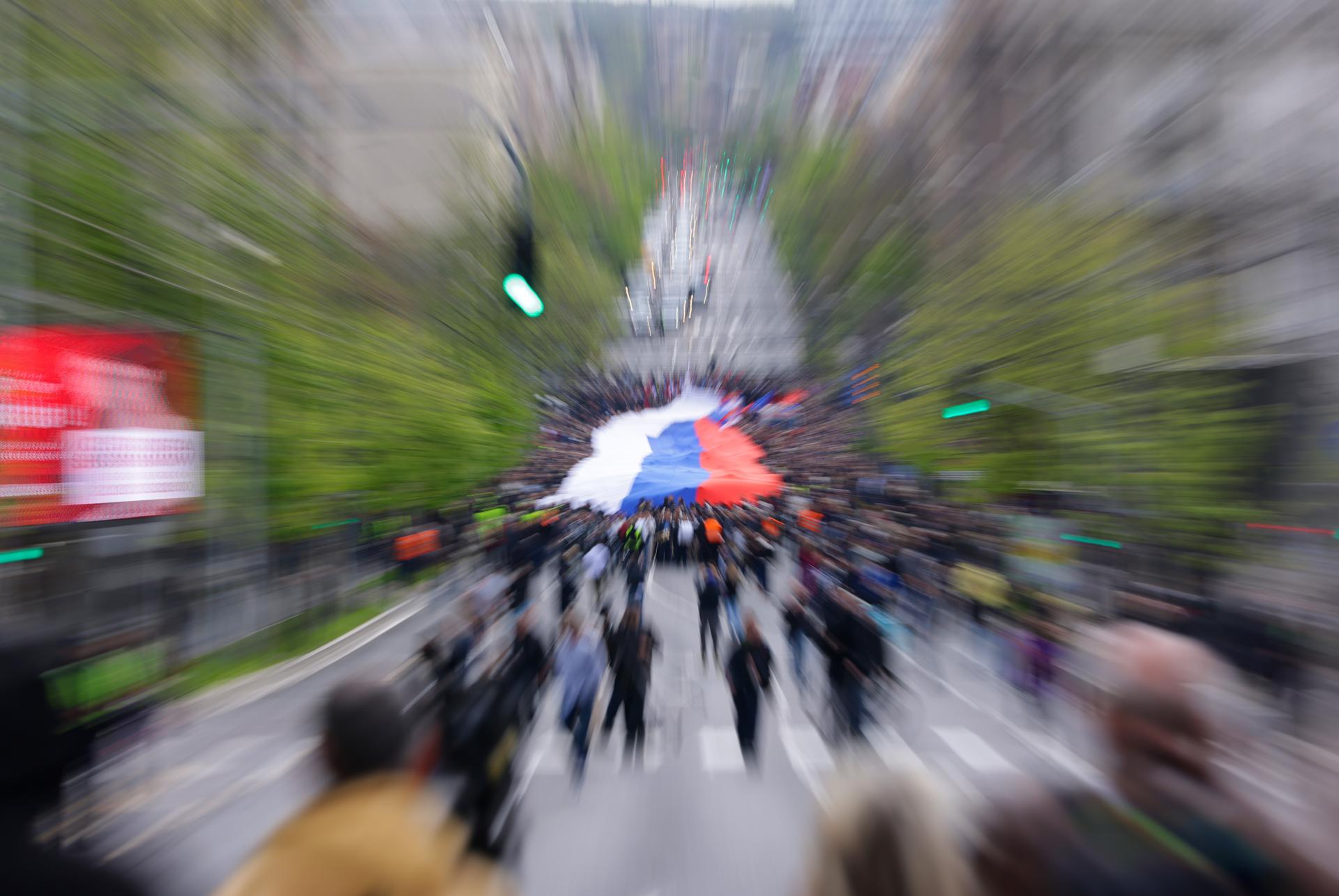 Los partidarios del presidente serbio Aleksandar Vucic agitan una gigantesca bandera serbia en Belgrado, Serbia, 11 de abril de 2025. Tras las protestas lideradas por estudiantes desencadenadas por el mortal colapso del toldo de la Estación de Ferrocarril de Novi Sad el 01 de noviembre de 2024, que dejó dieciséis muertos, el presidente serbio Vucic instó a sus seguidores a asistir a una manifestación de varios días titulada 'Nosotros defendemos a Serbia' para demostrar apoyo a su liderazgo. (Protestas, Belgrado) EFE/EPA/ANDREJ CUKIC