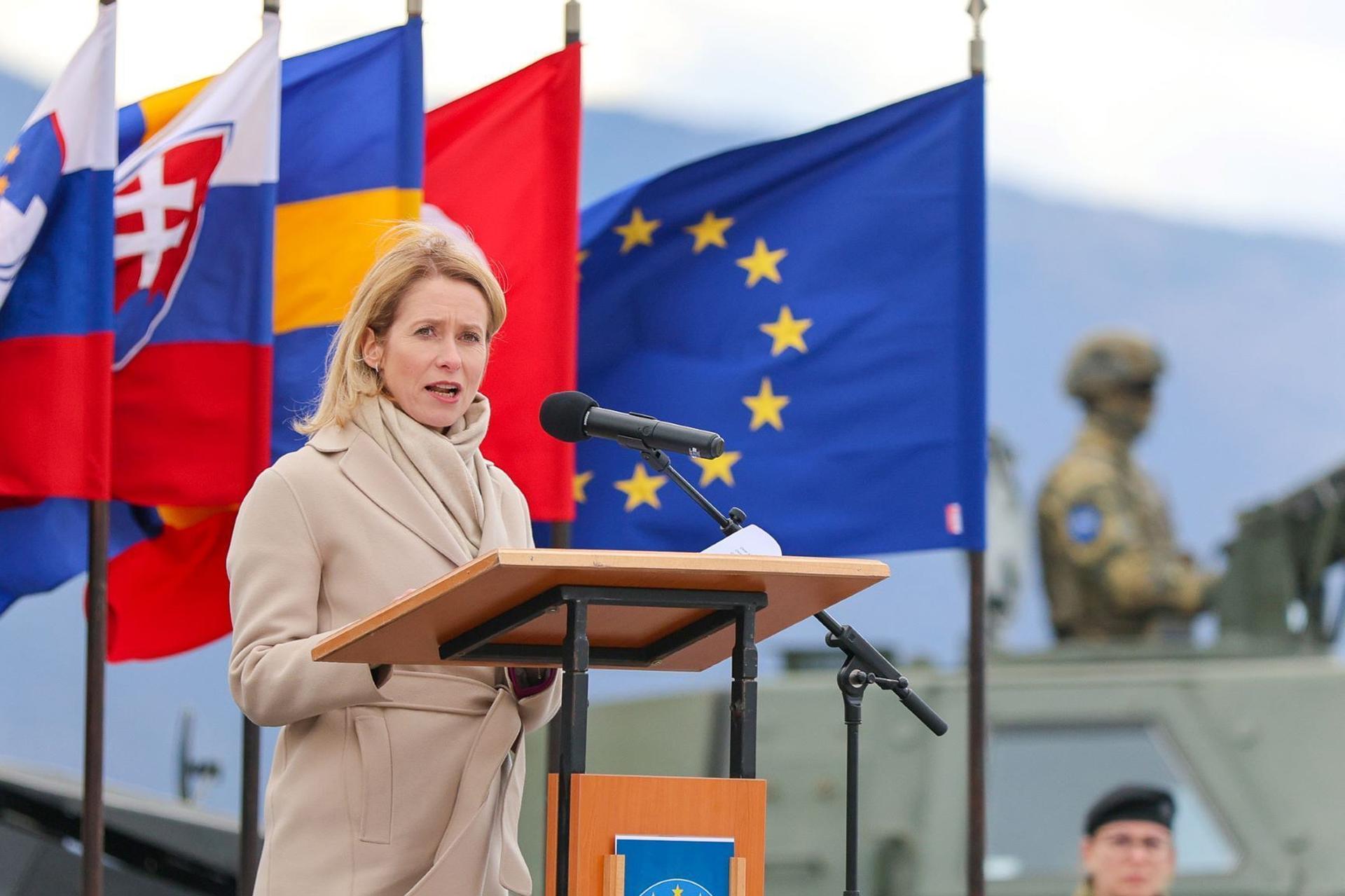 La Alta Representante de la Unión Europea para Asuntos Exteriores y Política de Seguridad, Kaja Kallas, asiste a la inspección de tropas en la base permanente del Batallón Multinacional de la Fuerza de la Unión Europea (EUFOR) en Butmir, Sarajevo, Bosnia y Herzegovina, 08 de abril de 2025. La principal diplomática de la Unión Europea, Kaja Kallas, está de visita oficial en Bosnia y Herzegovina. (Bosnia y Herzegovina) EFE/EPA/Delegación de la UE BIH BOSNIA Y HERZEGOVINA FUERA