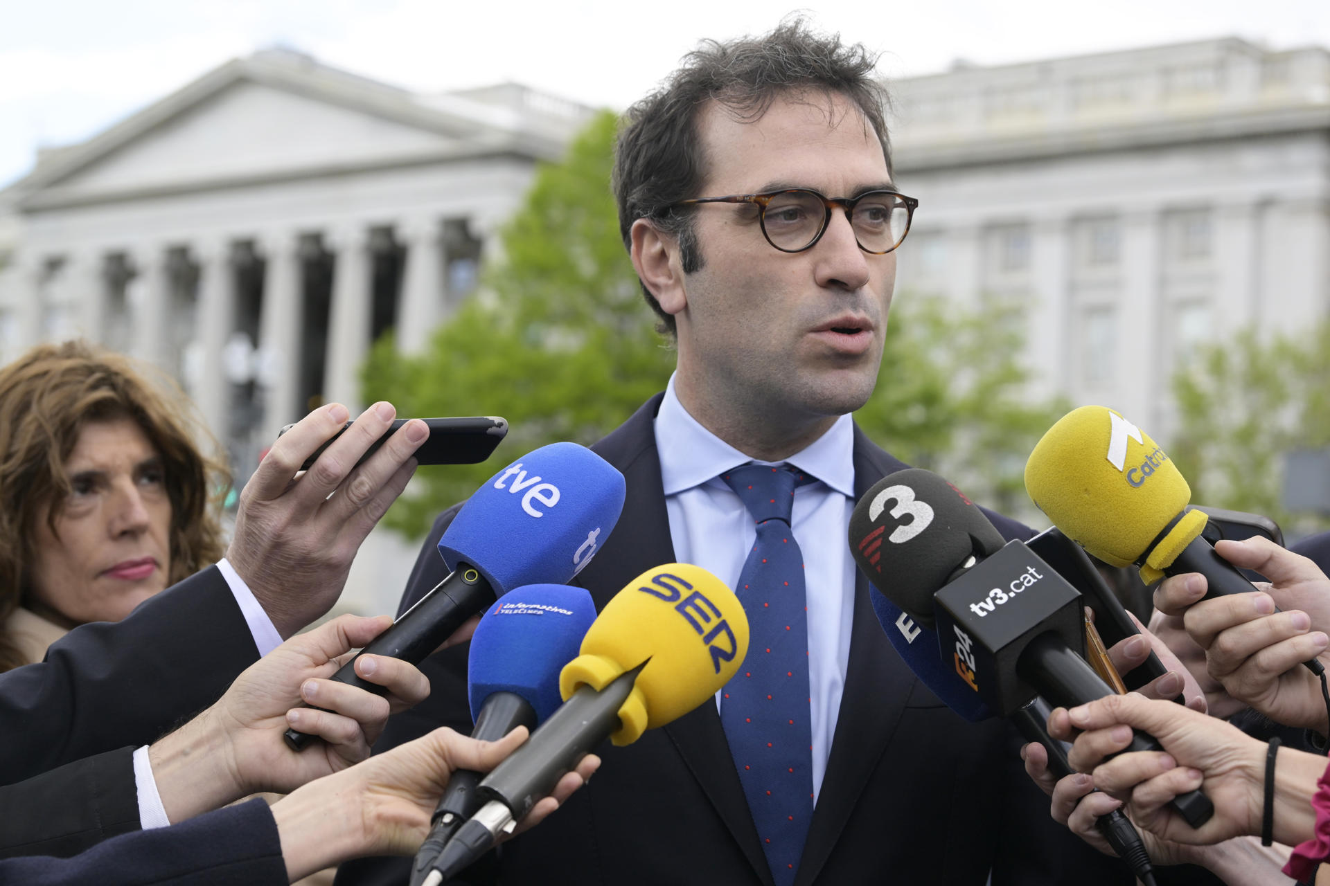 El ministro español de Economía, Comercio y Empresa, Carlos Cuerpo, habla con los corresponsales españoles a su salida de la sede del Departamento del Tesoro estadounidense este 15 de abril de 2025 en Washington (EE.UU.). EFE/Lenin Nolly