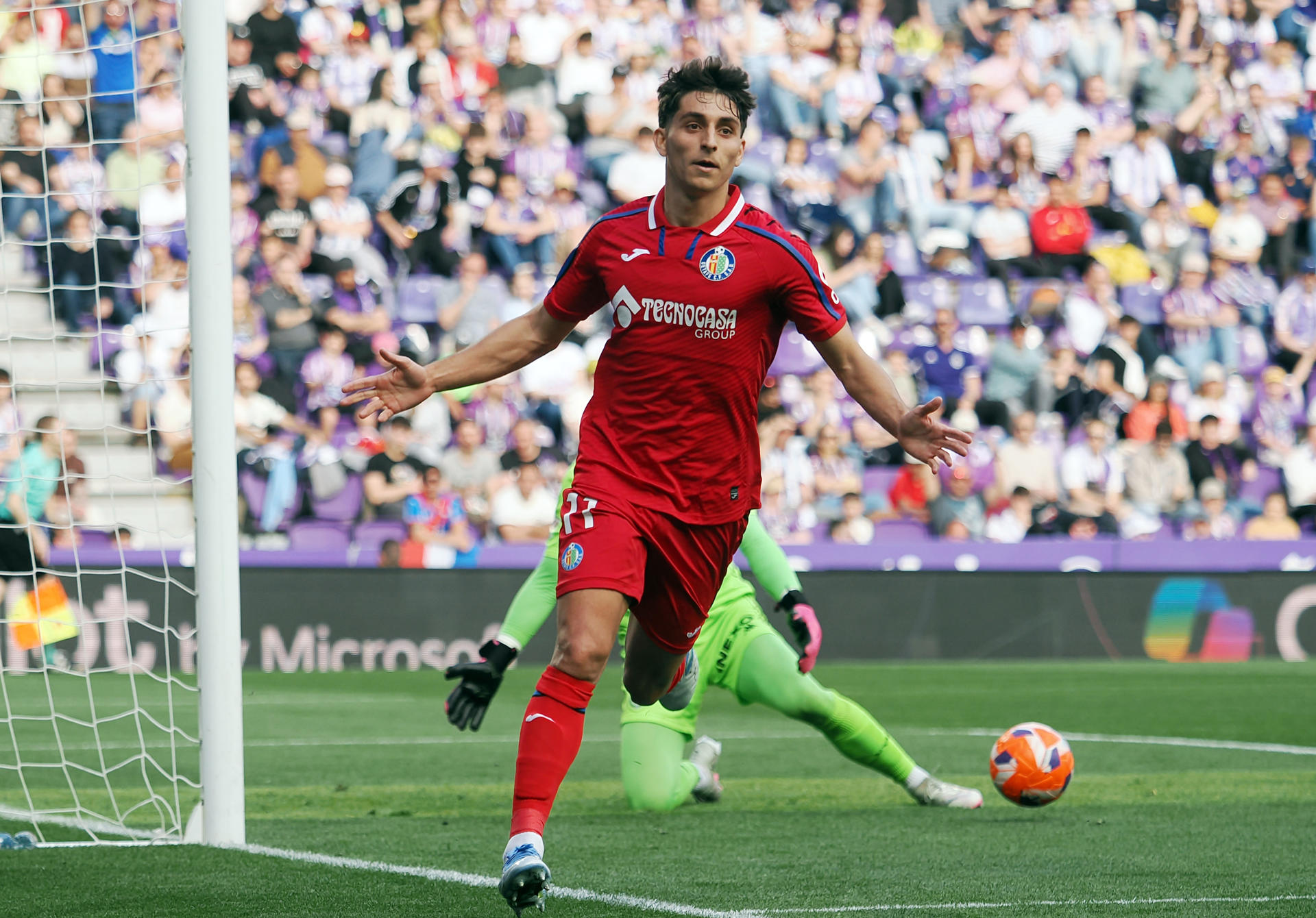 El jugador del Getafe CF Terrats celebra el segundo gol conseguido ante el Valladolid, durante el partido de LaLiga disputado este domingo en el estadio José Zorrilla de Valladolid. EFE/R. García