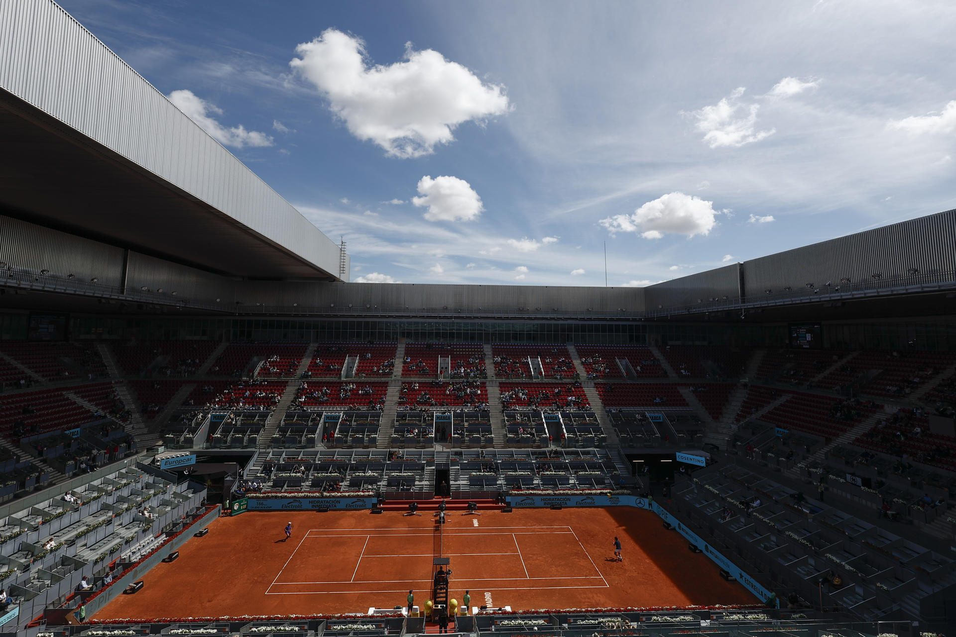 Vista general de la pista Manolo Santana durante uno de los partidos clasificatorios de la 23ª edición de Mutua Madrid Open. EFE/ Sergio Perez