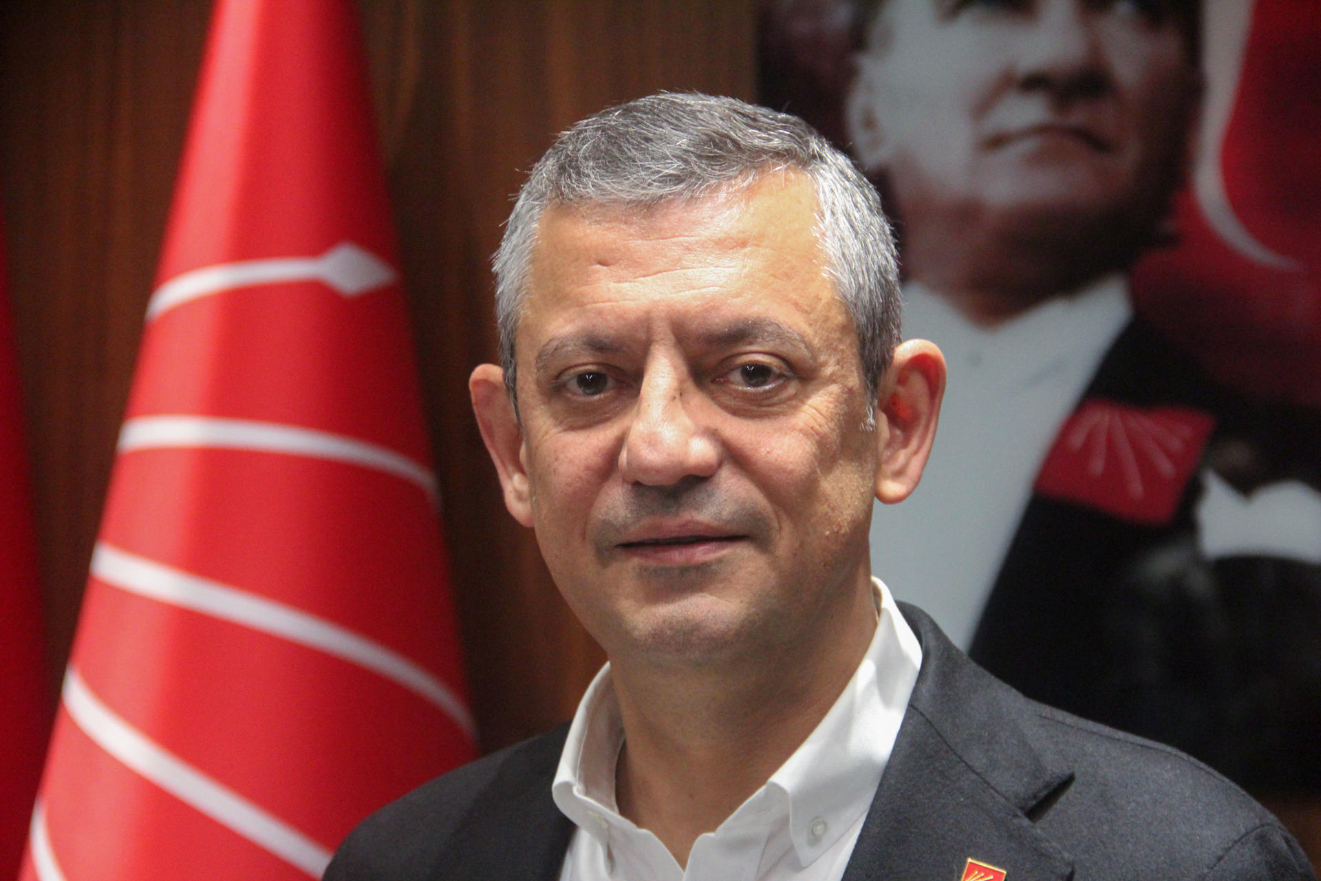 Özgür Özel, líder del partido socialdemócrata CHP y de la oposición turca, respecto a las elecciones presidenciales previstas para 2028, quiere presentar a Ekren Imamoglu, el encarcelado alcalde de Estambul, para intentar acabar con dos décadas en el poder del islamista Recep Tayyip Erdogan. EFE/Ilya U. Topper