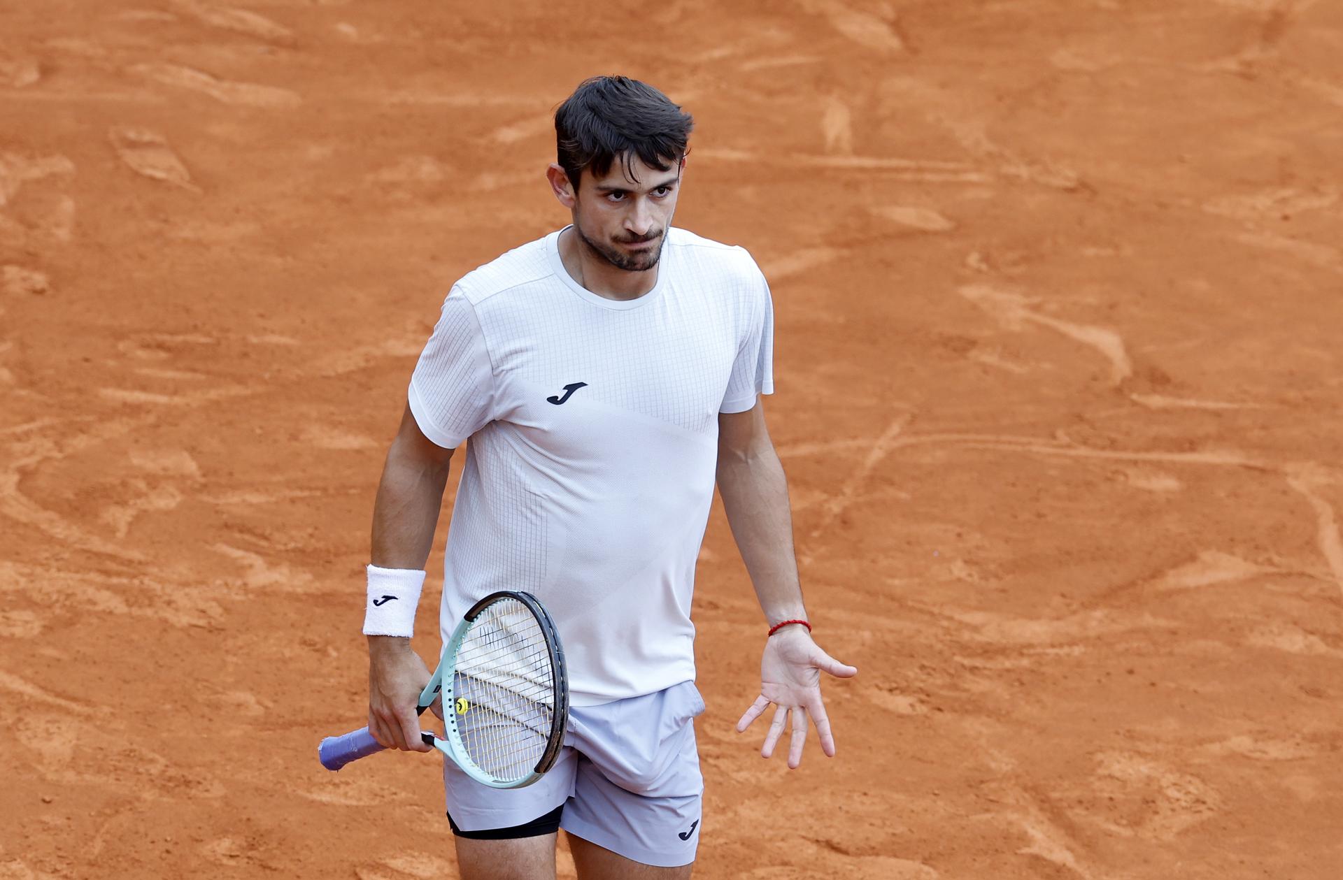 Wl tenista argentino Mariano Navone gesticula durante el partido de primera ronda de Montecarlo que le ha enfrentado al italiano Matteo Berrettini. EFE/EPA/SEBASTIEN NOGIER