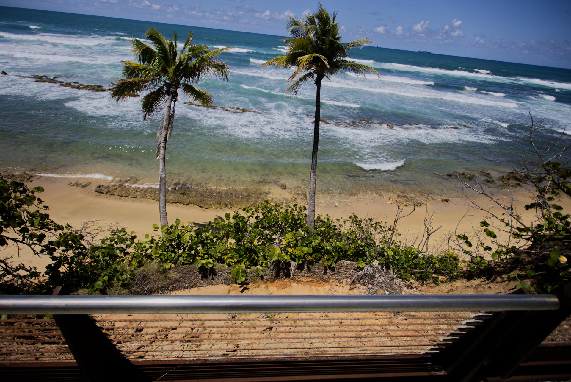 Fotografía del 22 de abril de 2025 donde se observa la erosión causada en la playa debido a la construcción del paseo Puerta de Tierra en San Juan (Puerto Rico). EFE/ Thais Llorca