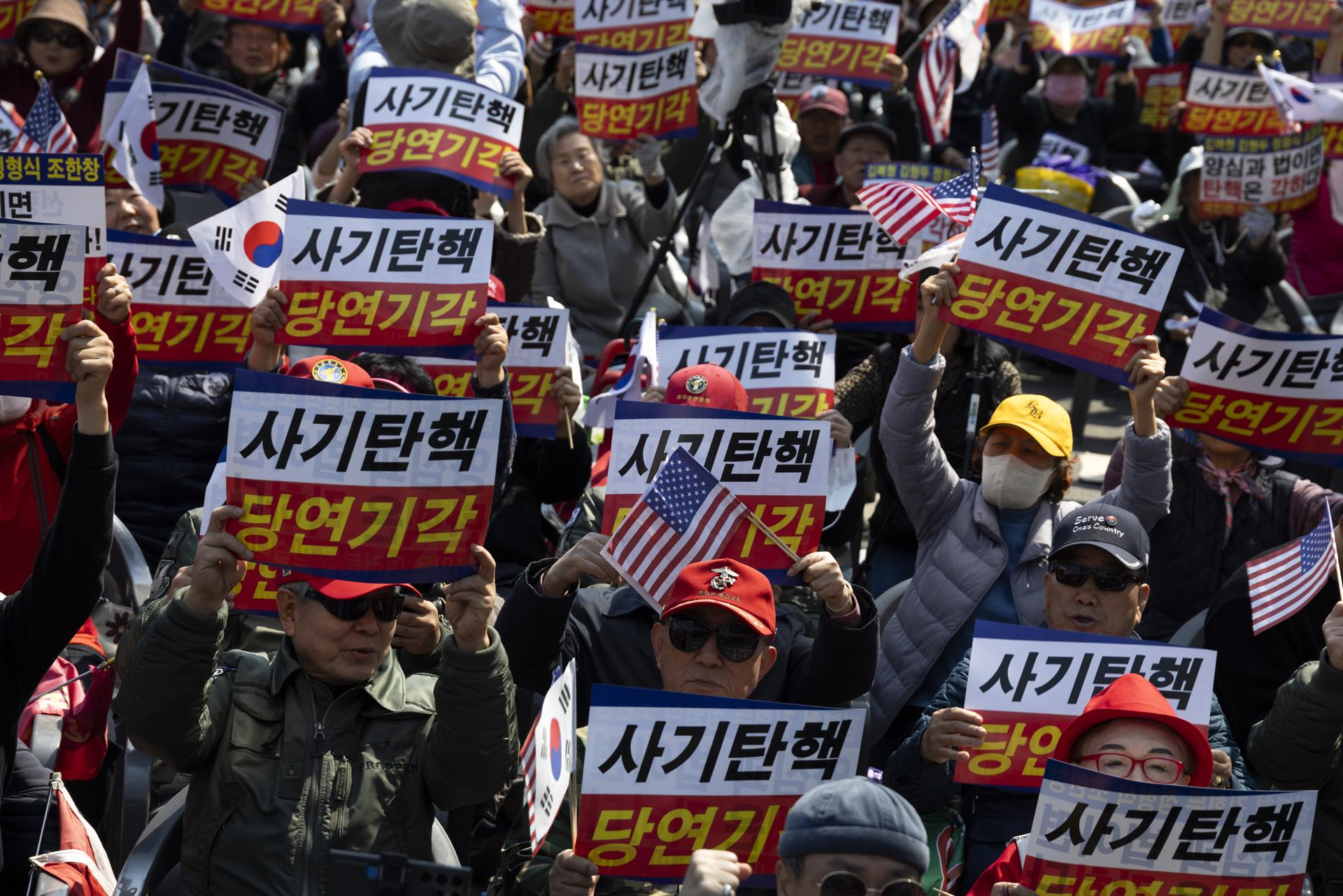 Partidarios del destituido presidente surcoreano Yoon Suk-yeol se manifiestan cerca del Tribunal Constitucional en Seúl, el 3 de abril de 2025. EFE/EPA/JEON HEON-KYUN
