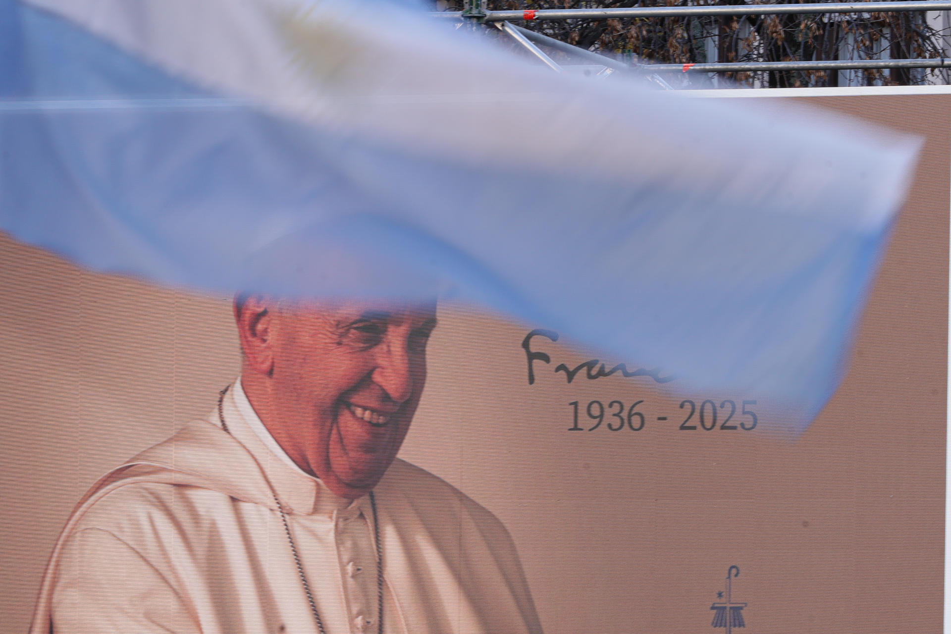 Fotografía de una imagen del papa Francisco en una pantalla gigante este sábado, durante una misa en su honor frente a la Catedral Metropolitana de Buenos Aires (Argentina). EFE/ Stringer