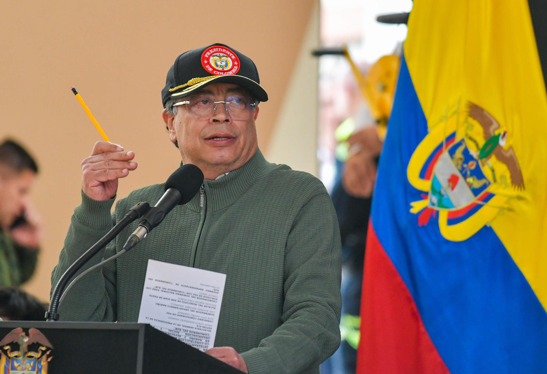 Fotografía cedida por la presidencia de Colombia que muestra al mandatario Gustavo Petro, durante un acto para analizar el Proceso de Paz Territorial en Nariño, este sábado en Pasto. EFE/ Presidencia de Colombia