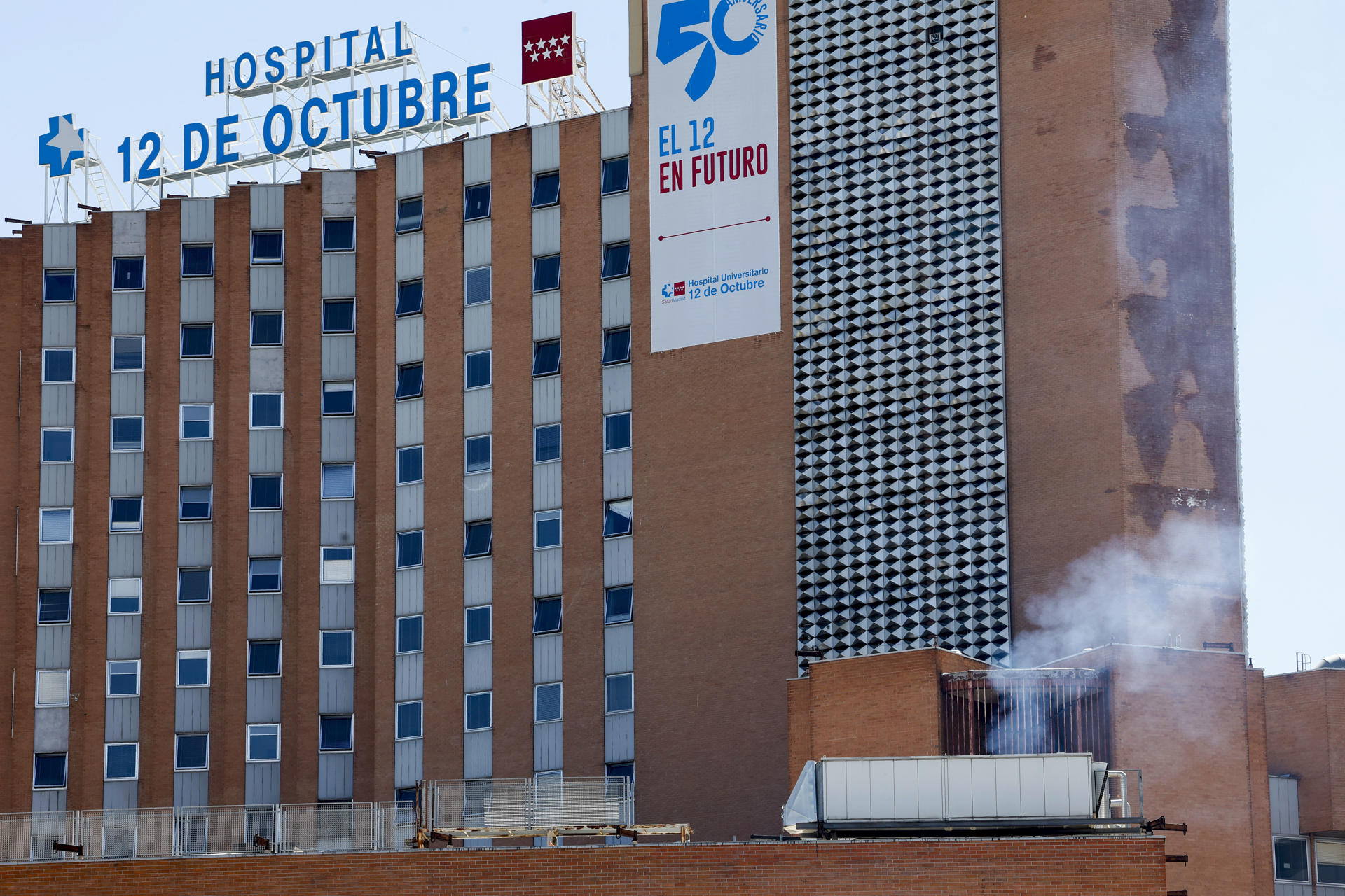 Fachada del hospital 12 Octubre en Madrid, este lunes. El Ministerio de Sanidad ha informado de que hasta ahora ningún hospital ha reportado incidencias como consecuencia del apagón eléctrico producido este martes y ha garantizado que la red de centros cuenta con reservas de combustible suficientes para mantener la atención sanitaria "sin inconvenientes". EFE/Chema Moya