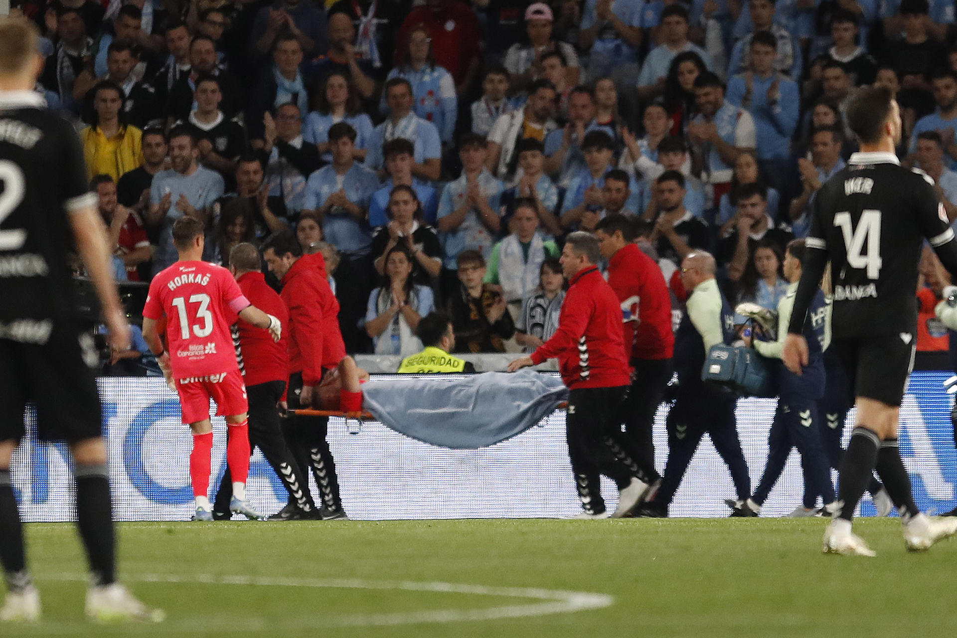 El portero neerlandés de Las Palmas Jasper Cillessen es retirado en camilla este lunes, durante el partido de la jornada 29 de LaLiga EA Sports, entre el Celta de Vigo y el UD Las Palmas, disputado en el estadio de Balaídos, en Vigo. EFE/ Salvador Sas