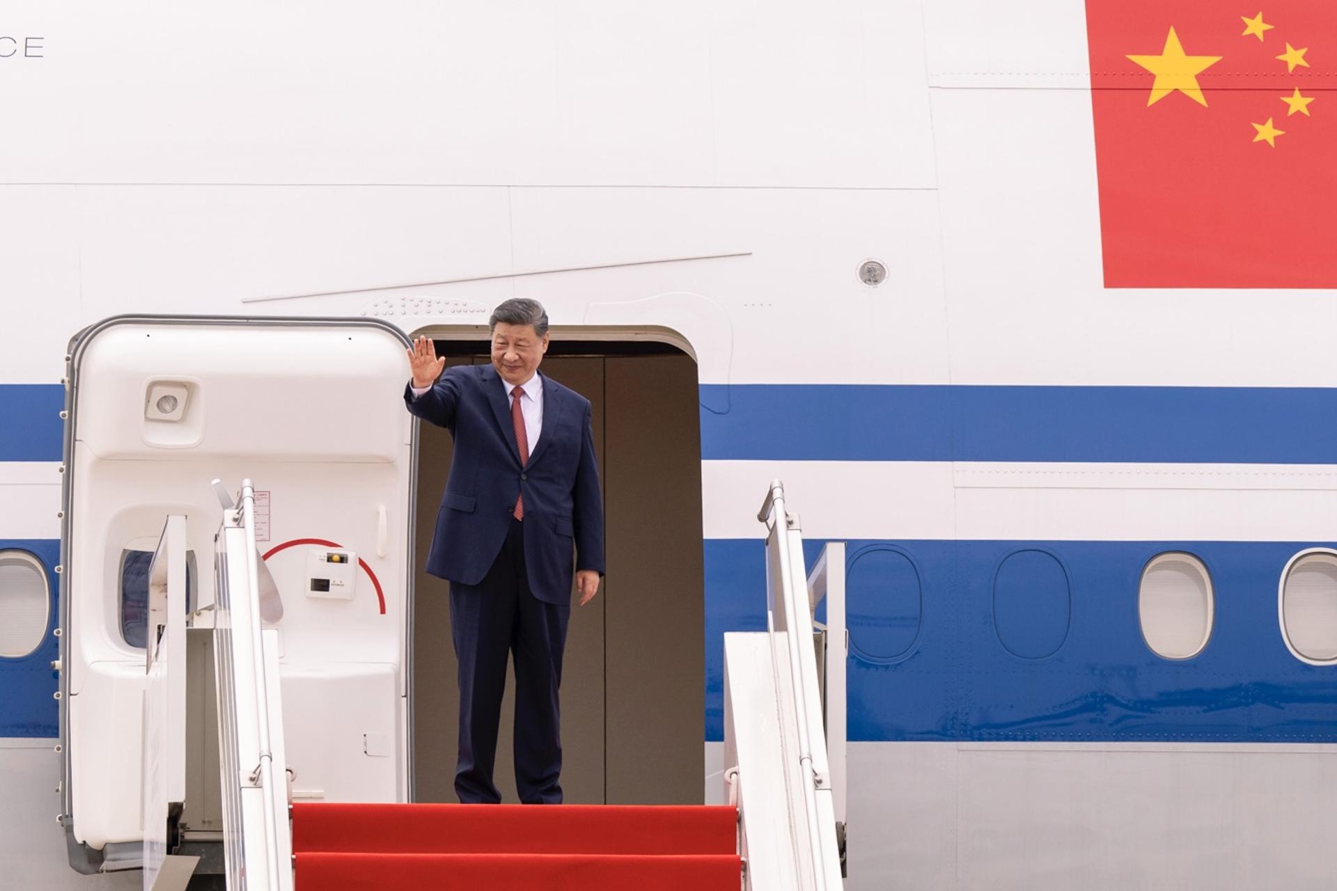 PHNOM PENH (Cambodia), 18/04/2025.- A handout photo made available by Agence Kampuchea Press (AKP) shows Chinese President Xi Jinping (C) waving during his departure from the Phnom Penh International Airport in Phnom Penh, Cambodia, 18 April 2025. Xi was in Cambodia for a two-day state visit from 17 to 18 April 2025. (Camboya) EFE/EPA/Agency Kampuchea Press (AKP) / HANDOUT HANDOUT EDITORIAL USE ONLY/NO SALES