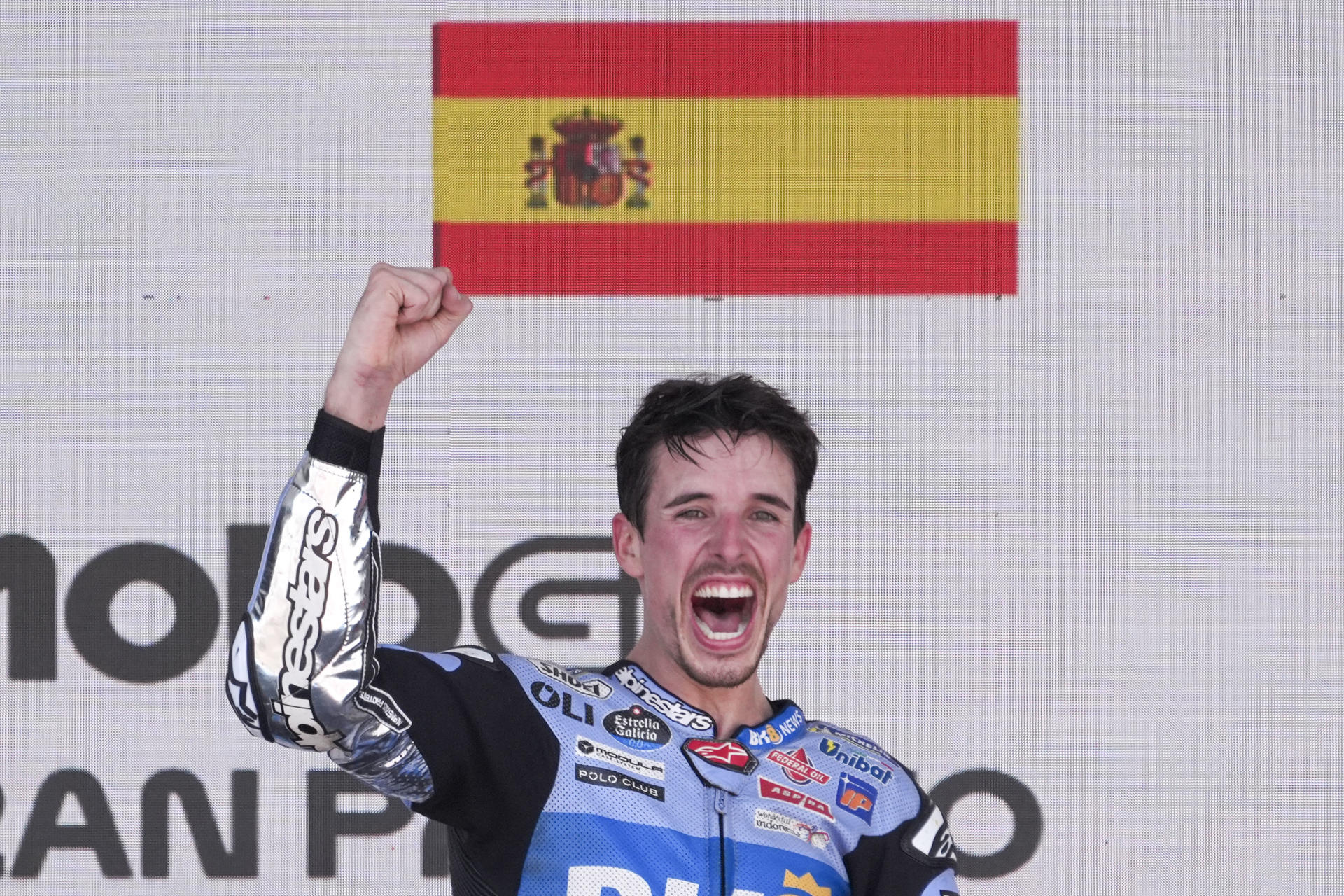 El piloto español Álex Márquez (BK8 Gresini Racing MotoGP) celebra su victoria en la carrera de MotoGP del Gran Premio de España MotoGP 2025 en el circuito 'Ángel Nieto' de Jerez de la Frontera. EFE/Román Ríos