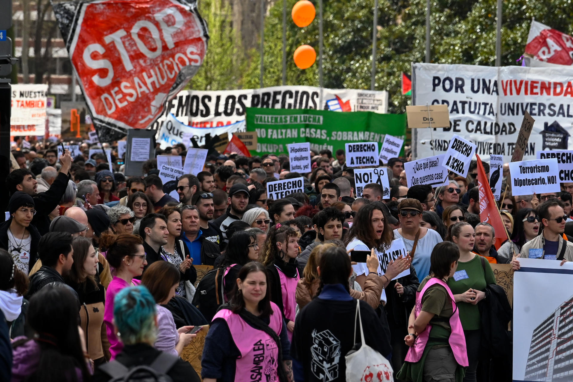 Vista de la manifestación de este sábado en Madrid por una vivienda digna. EFE/Víctor Lerena