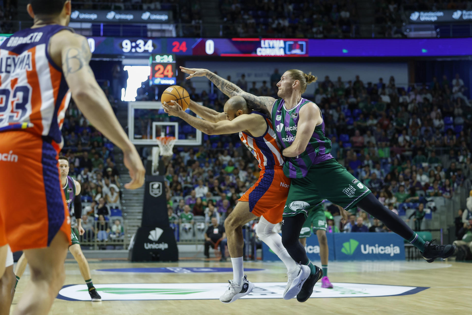 El jugador de Unicaja Dylan Osetkowski (dcha) pelea por el balón con el jugador del Leyma Básquet Coruña, Alejandro Hernández, durante el partido correspondiente a la fase regular de la Liga Endesa disputado en el Martín Carpena de Málaga. EFE/Jorge Zapata