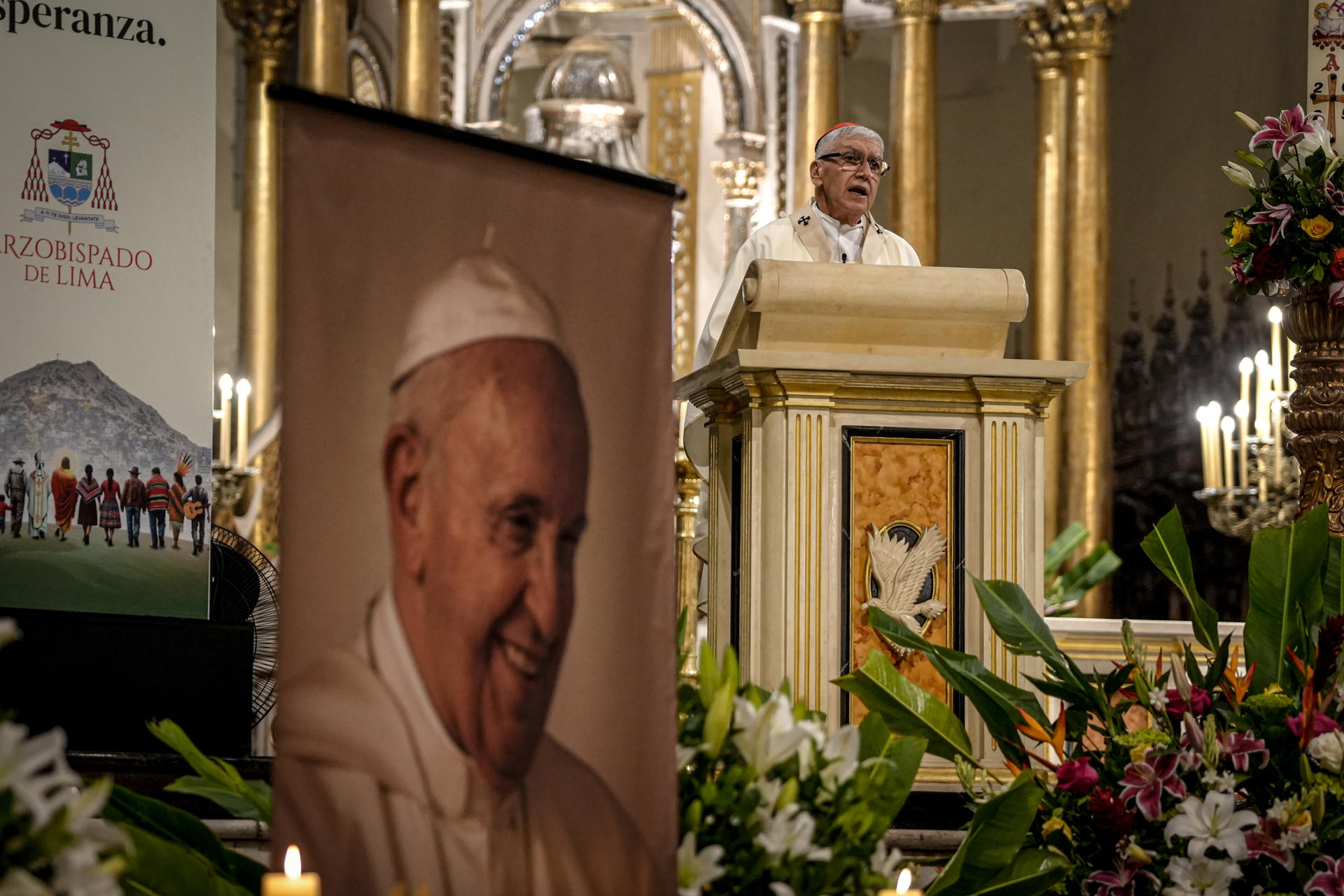 El arzobispo de Lima, Juan Castillo, oficia una misa en honor al papa Francisco este lunes, en la Basílica Catedral de Lima, en Lima (Perú). EFE/ John Reyes Mejia