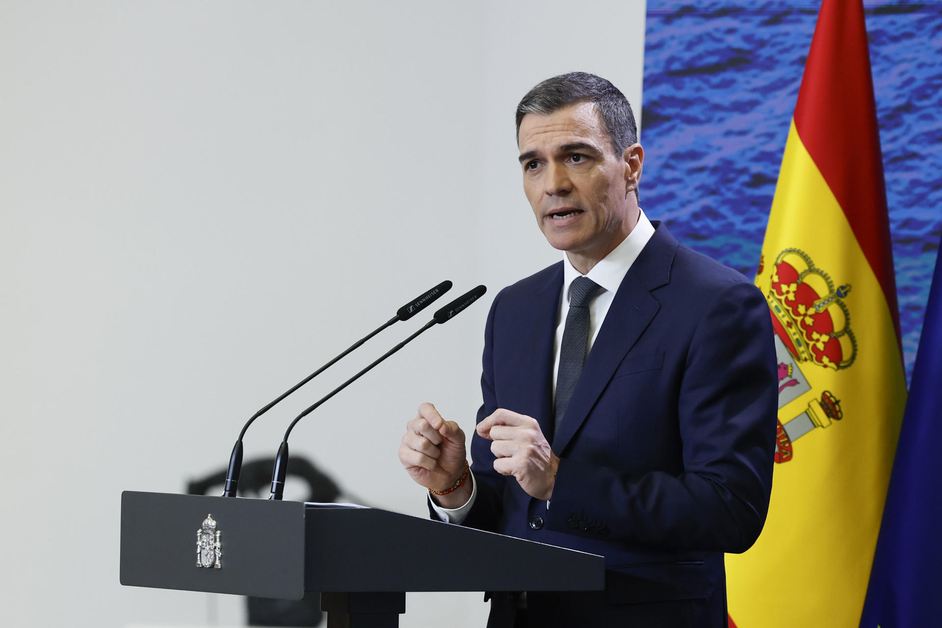 El presidente del gobierno, Pedro Sánchez, ha instado al presidente estadounidense, Donald Trump, a recapacitar y a sentarse en la mesa de negociación con la Unión Europea, que no va a quedarse "de brazos cruzados" y reaccionará con "proporcionalidad, con unidad y con la fortaleza", durante una comparecencia ante la prensa este jueves en el Palacio de la Moncloa. EFE/ J.J. Guillén