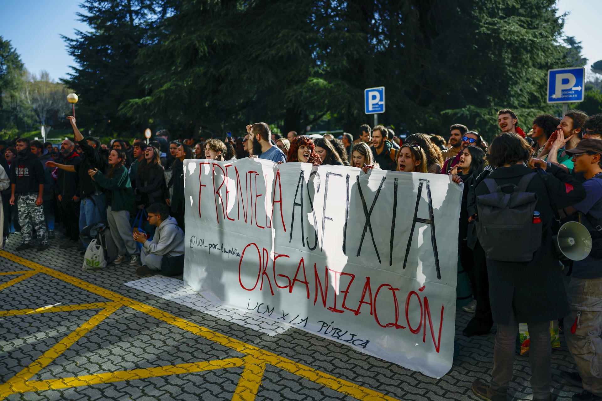 Estudiantes y docentes, tanto del PDI (personal docente e investigador) como del PGTGAS (técnicos, de gestión, administración y servicios), de la Universidad Complutense se han concentrado este martes ante el Rectorado para reclamar mejores condiciones de jubilación, y para protestar contra los recortes en la universidad y la "asfixia económica" de las universidades públicas madrileñas. EFE/ Rodrigo Jiménez