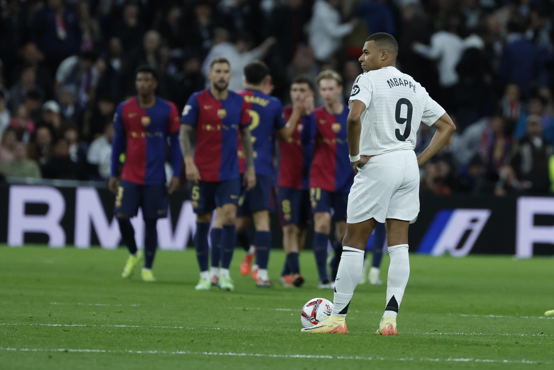 El delantero del Real Madrid Kylian Mbappé durante el partido de la jornada 11 de LaLiga disputado en el Santiago Bernabéu. EFE/Kiko Huesca