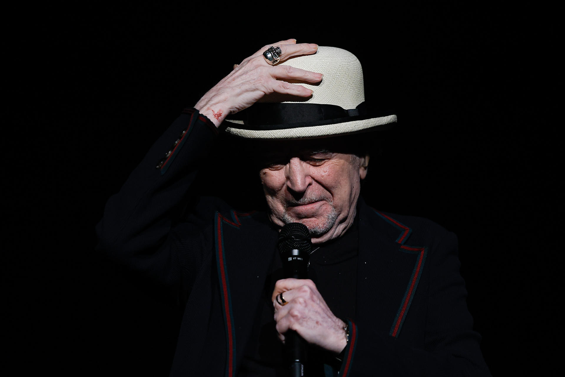 El cantante español Joaquín Sabina se presenta en un concierto este viernes, en el Movistar Arena de Buenos Aires (Argentina). EFE/ Juan Ignacio Roncoroni