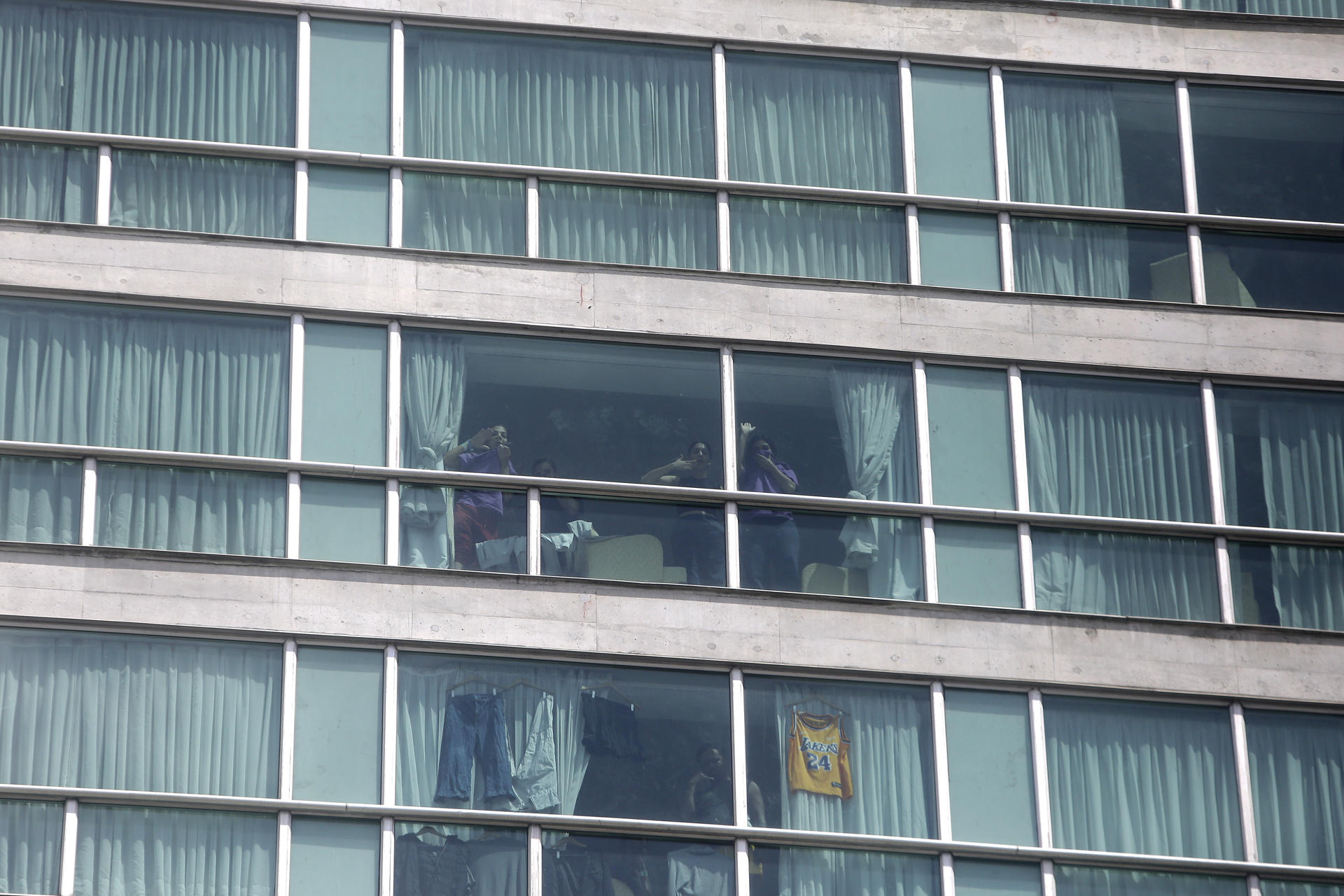 Imagen de archivo de migrantes que hacen señas desde una ventana de un hotel con la palabra "Help (ayuda)", en Ciudad de Panamá, tras ser deportados de Estados Unidos. EFE/ Carlos Lemos