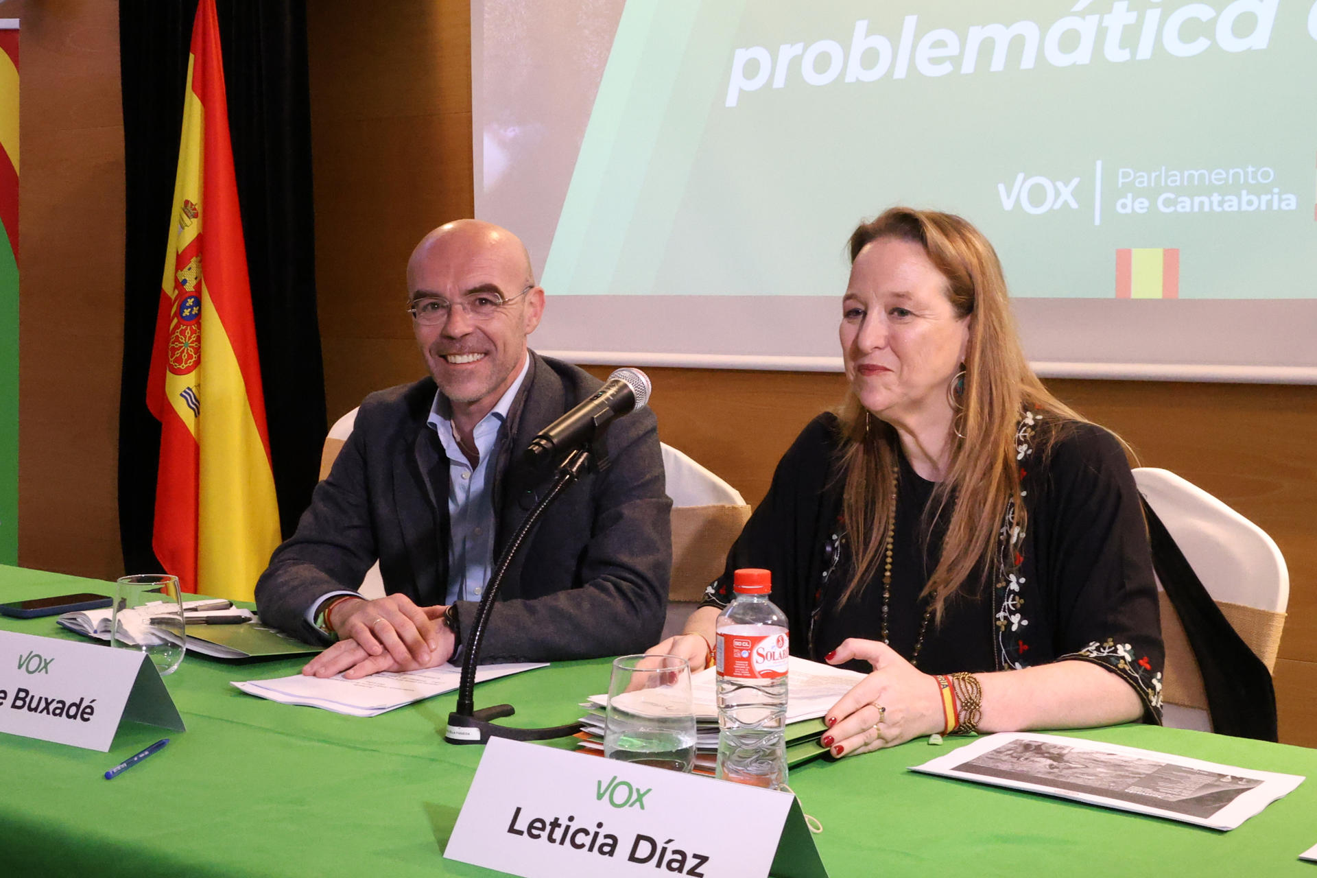 El eurodiputado de Vox Jorge Buxadé atiende a los medios de comunicación antes de participar en una jornada sobre el lobo que organiza su partido en Cantabria, con la presencia de la portavoz en el Parlamento cántabro, Leticia Díaz, y representantes de organizaciones ganaderas y de caza. EFE/ Celia Agüero Pereda