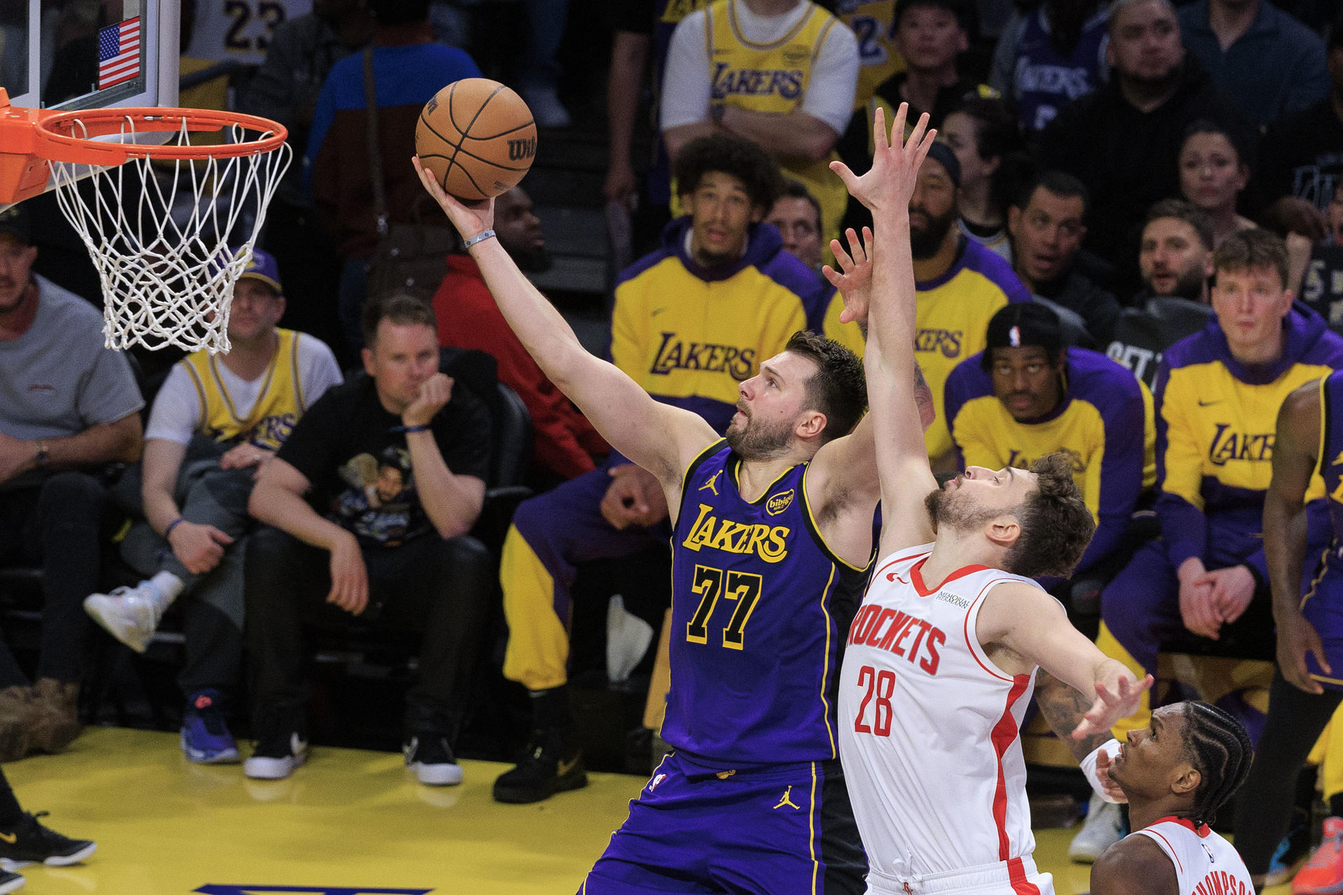 Luka Doncic durante el partido entre Los Ángeles Lakers y los Houston Rockets, en el Crypto.com Arena. EFE/ Javier Rojas