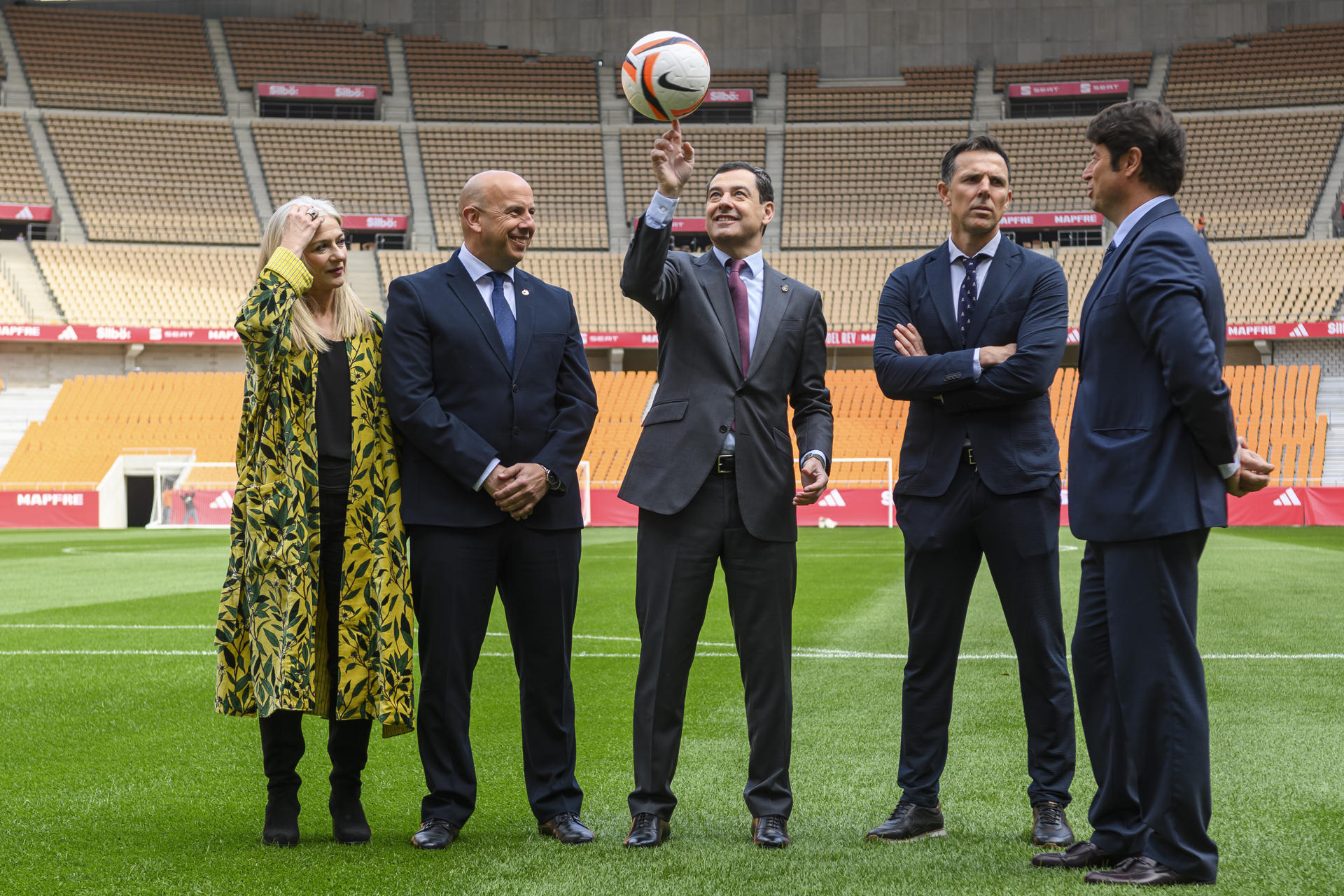 (De izq a dcha) La consejera de Cultura, Patricia del Pozo; el presidente de la Federación Andaluza de Fútbol, Pedro Curtido; el presidente de la Junta de Andalucía, Juanma Moreno; el exfutbolista Carlos Marchena, y el director gerente de la Sociedad Estadio de la Cartuja, Daniel Oviedo, durante la visita realizada este lunes a dicho estadio que está ya preparado para acoger la final de la Copa del Rey del próximo sábado entre el Real Madrid y el Barcelona tras las obras acometidas para su reforma y ampliación. EFE/ Raúl Caro.
