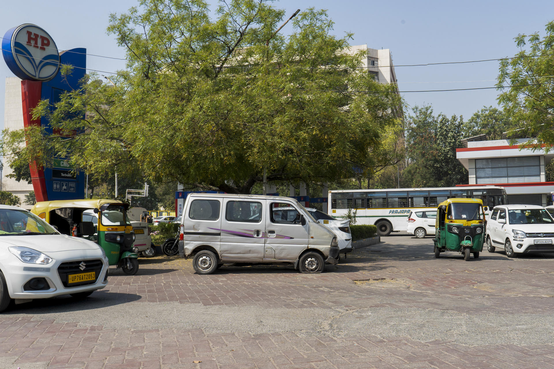 Vista de vehículos y tuc tuc este martes en Nueva Deli. La implementación de la normativa que prohíbe el suministro de combustible a vehículos antiguos en la capital india se ha pospuesto hasta mediados de abril debido a la falta de preparación de algunas gasolineras, según anunció este lunes el ministro de Medio Ambiente de Delhi, Manjinder Singh Sirsa. La medida, que originalmente debía entrar en vigor hoy, 1 de abril, busca restringir el repostaje a vehículos de gasolina con más de 15 años y a vehículos diésel con más de 10 años, en un esfuerzo por combatir la grave contaminación del aire en la ciudad. EFE/ Lucía Goñi.