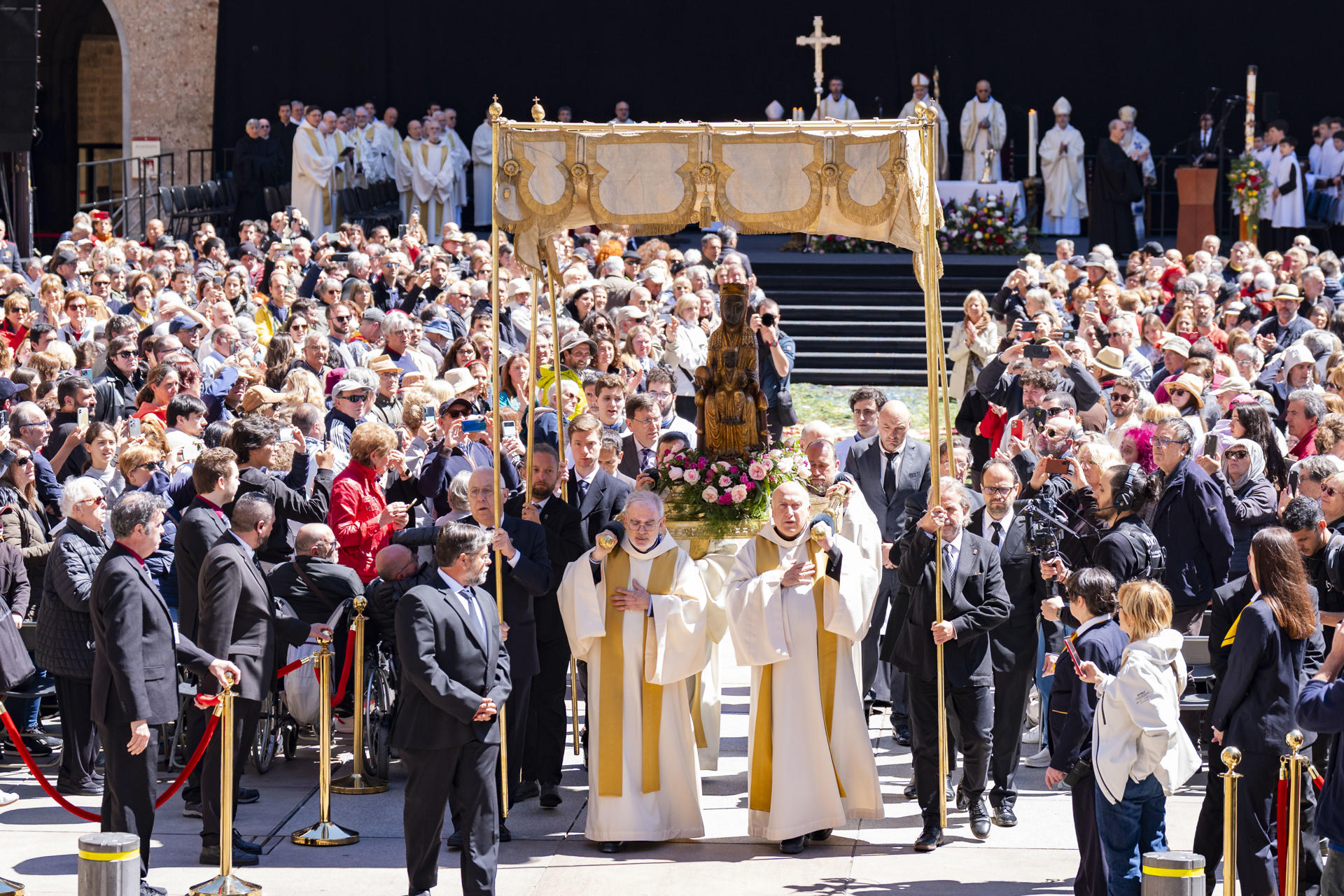 La Virgen de Montserrat sale en procesión por primera vez este siglo coincidiendo con los actos de celebración del milenario de la fundación del monasterio benedictino. EFE/Siu Wu